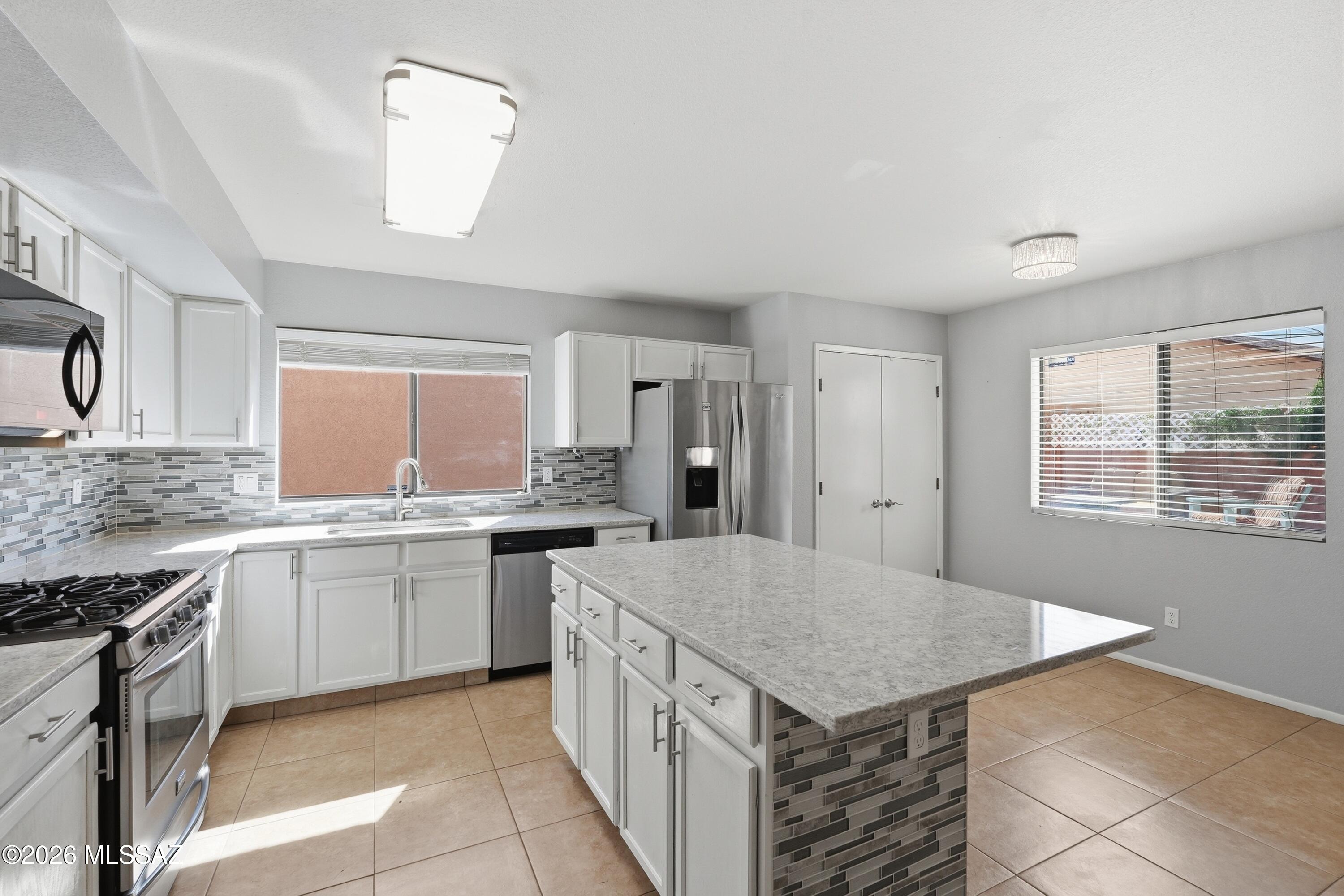 Hacienda Del Oro (1-879) - Residential Lease