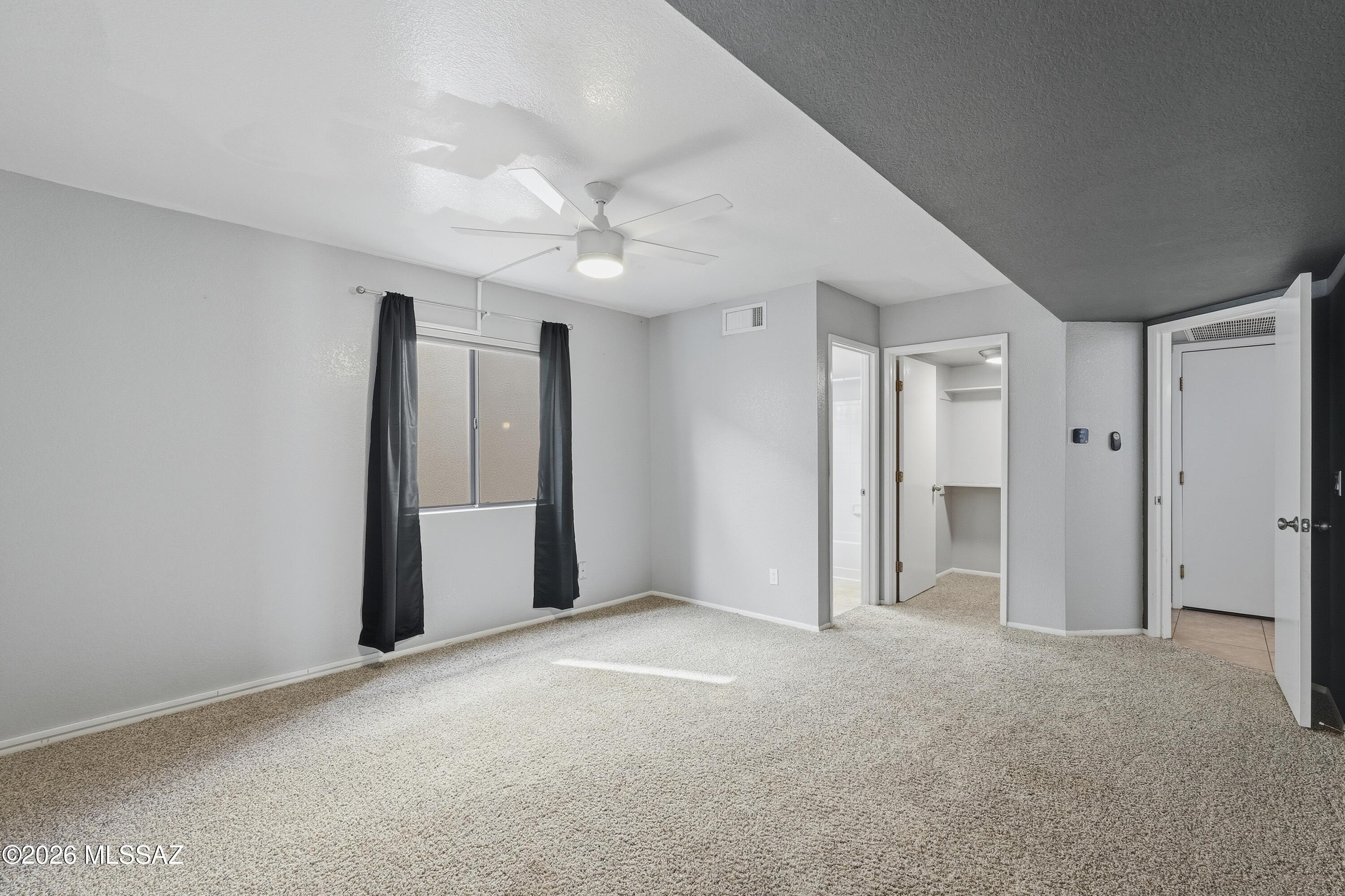 Hacienda Del Oro (1-879) - Residential Lease