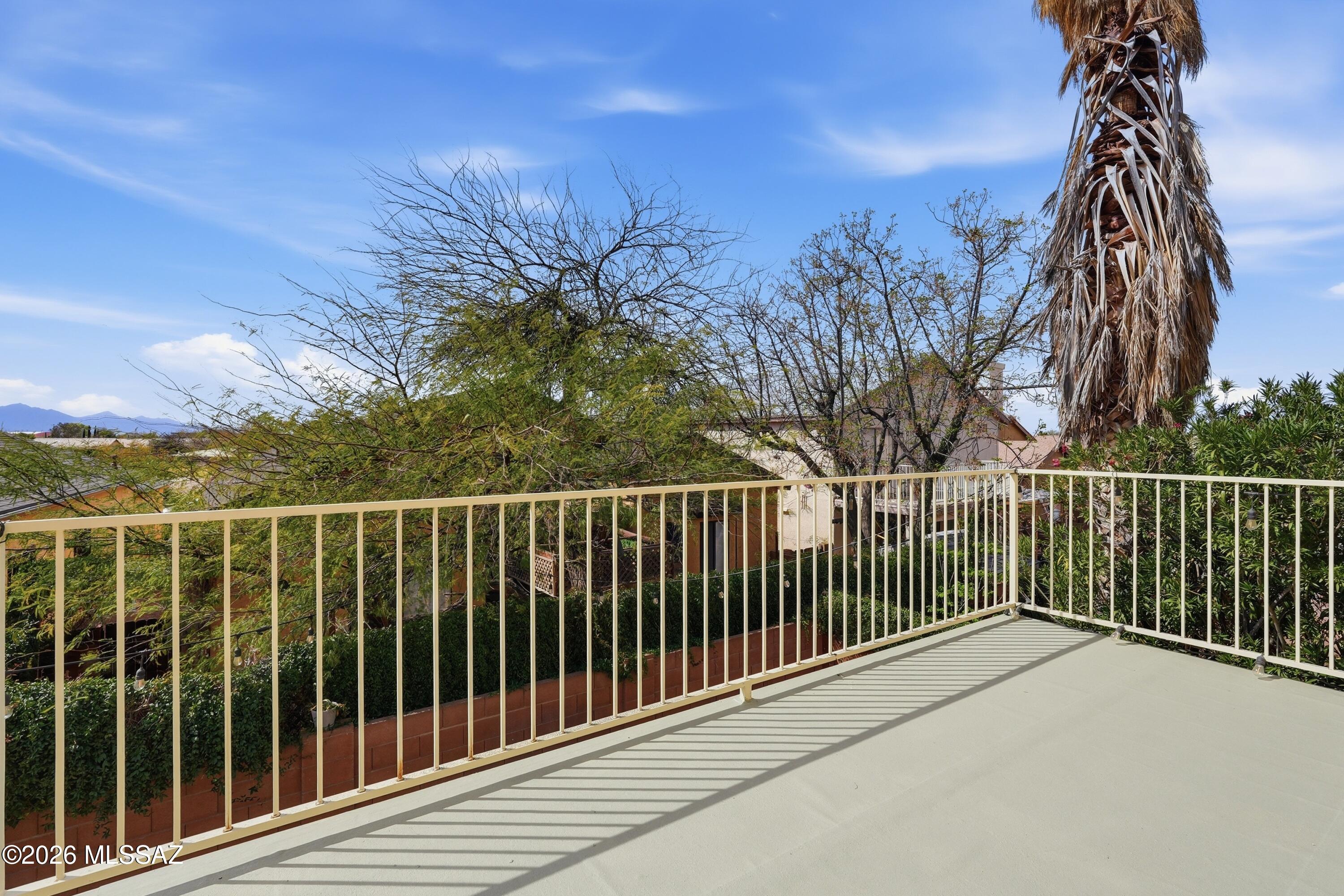 Hacienda Del Oro (1-879) - Residential Lease