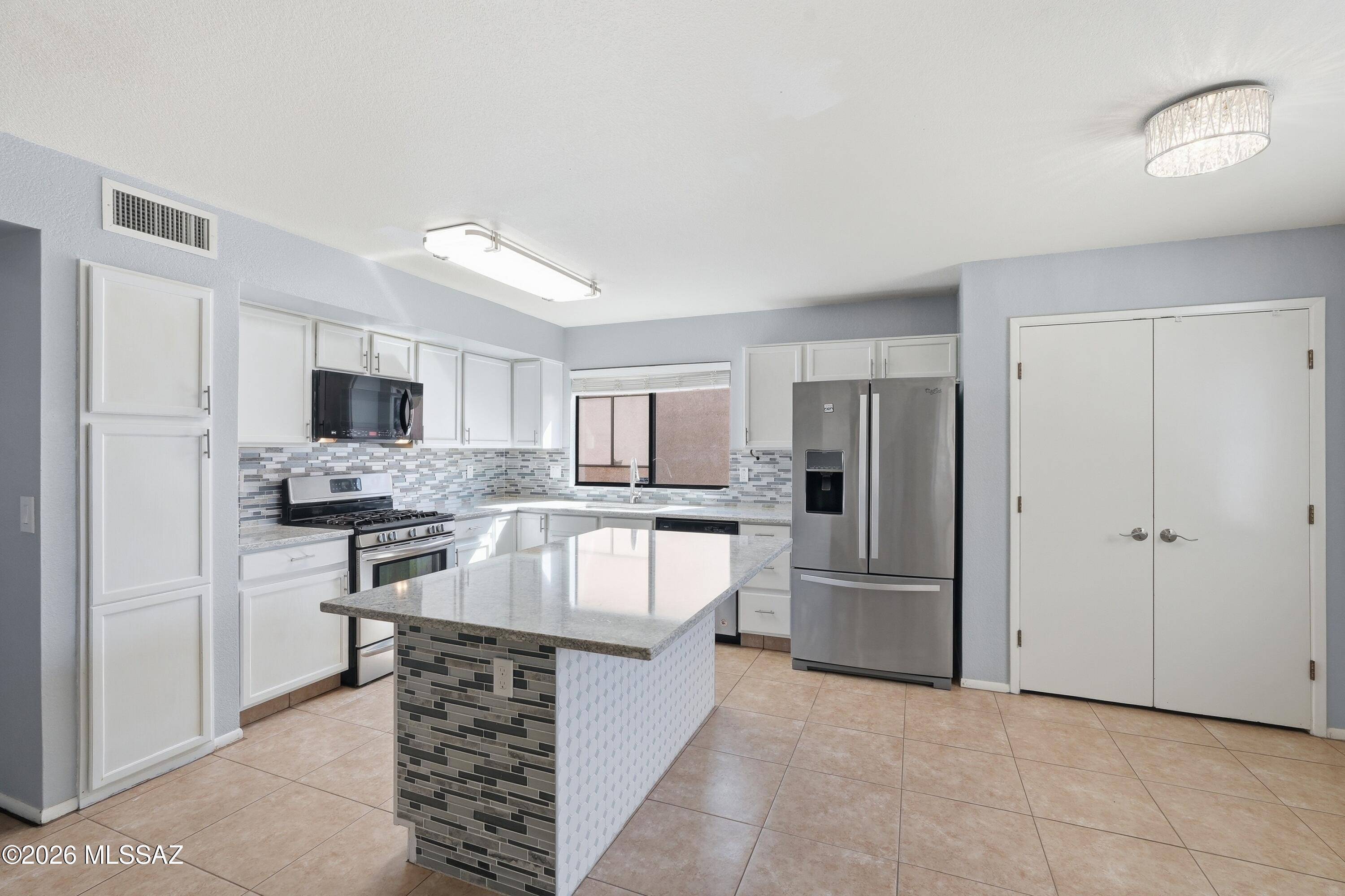Hacienda Del Oro (1-879) - Residential Lease
