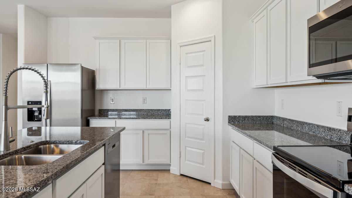 899 W Calle Zaino