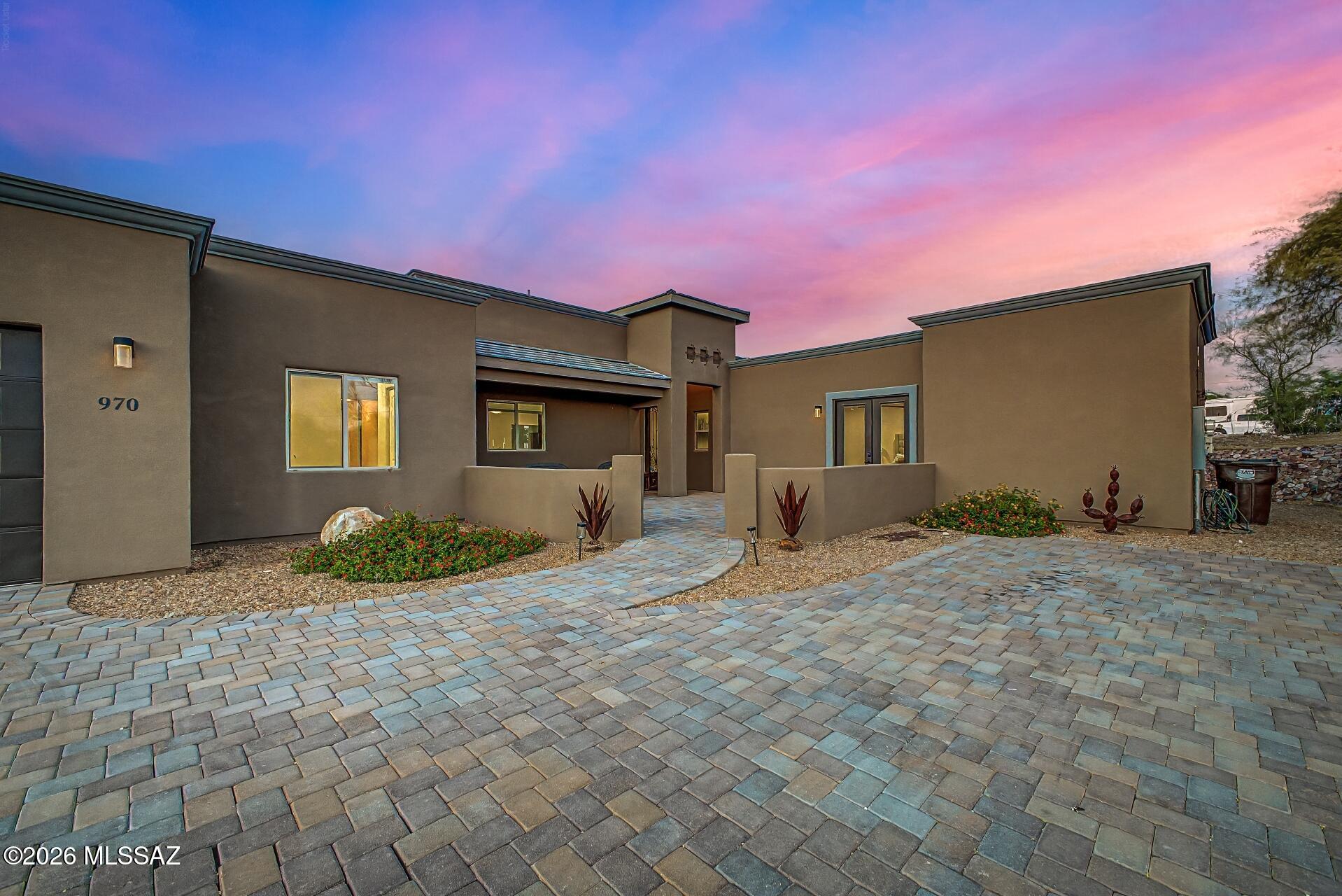 970 W Las Lomitas Road