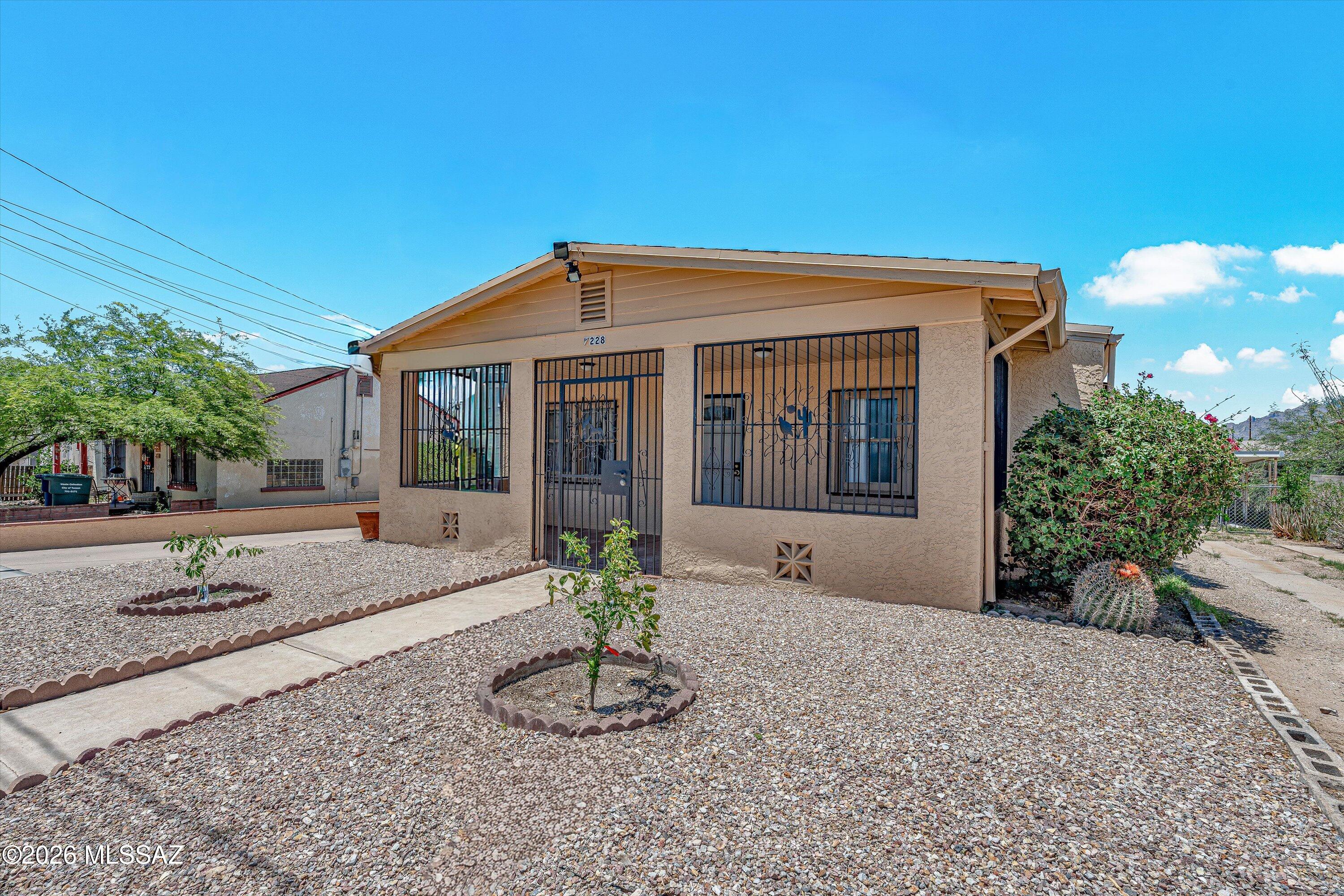 228 W Jacinto Street