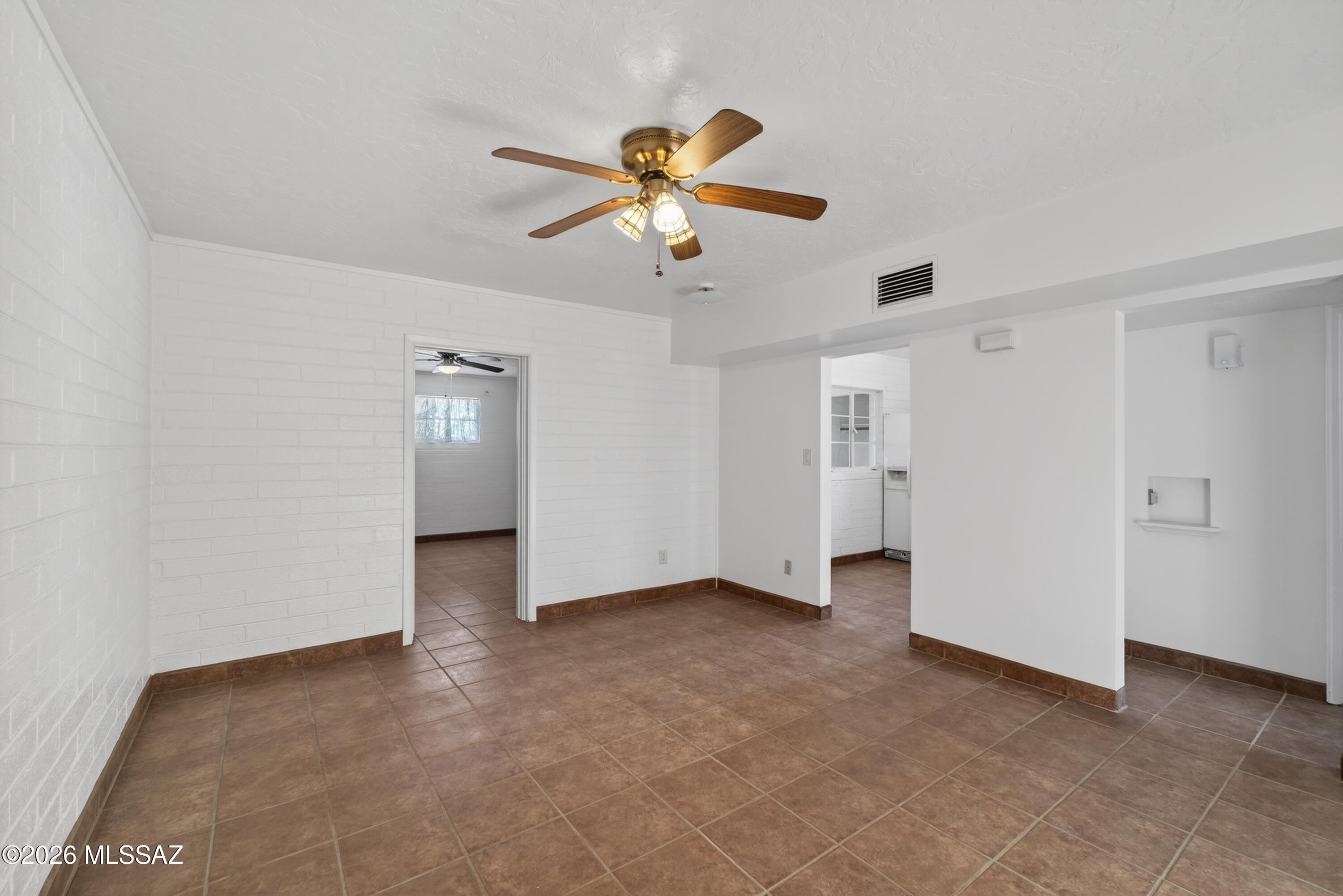 2835 E Proctor Vista