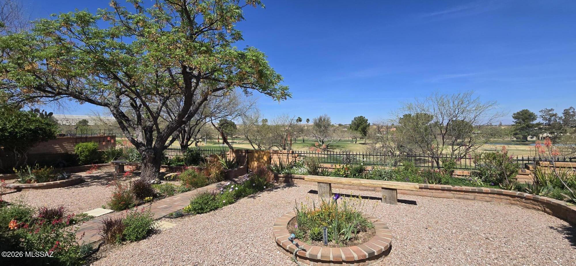 812 W Desert Hills Drive