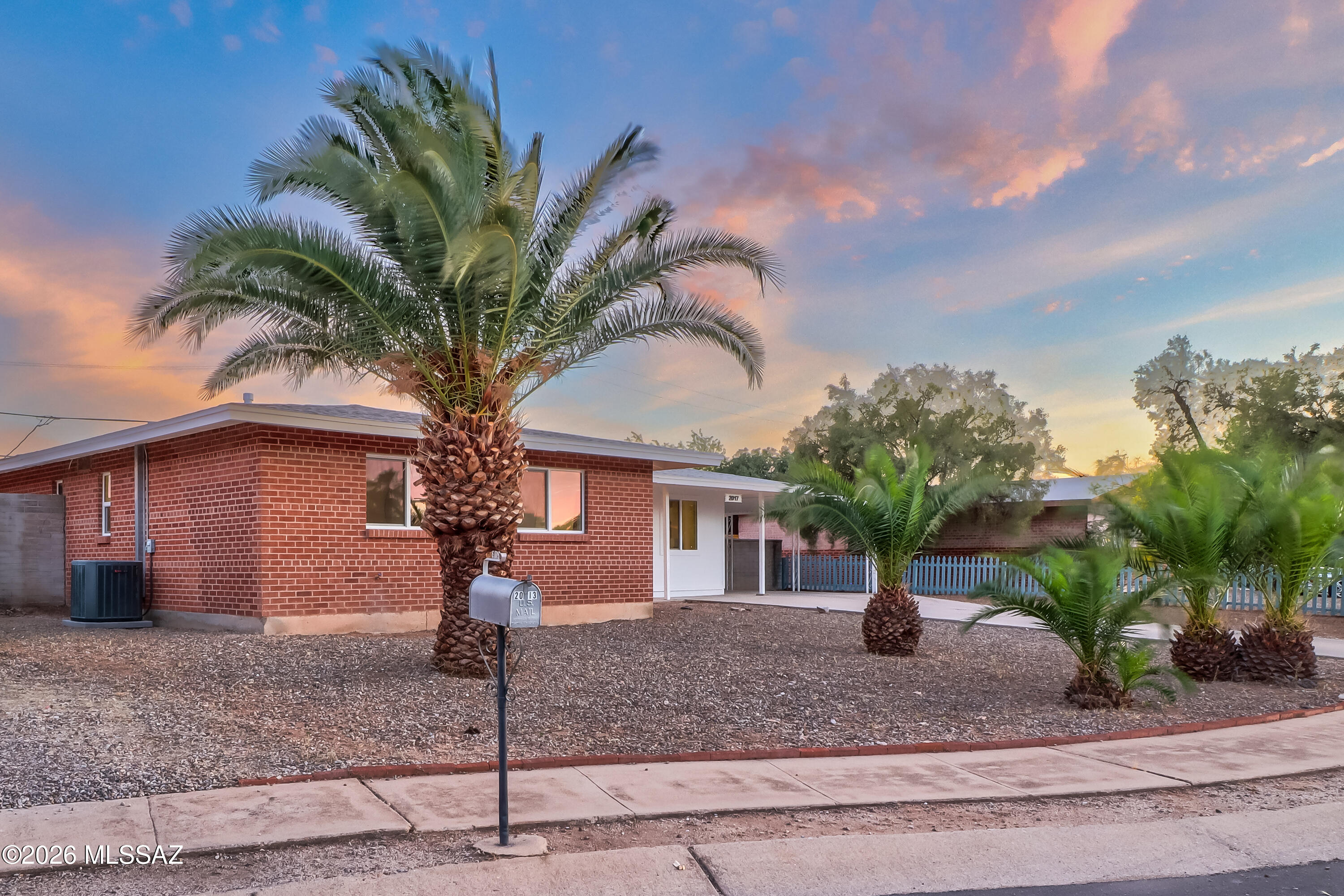 2017 S Avenida Planeta