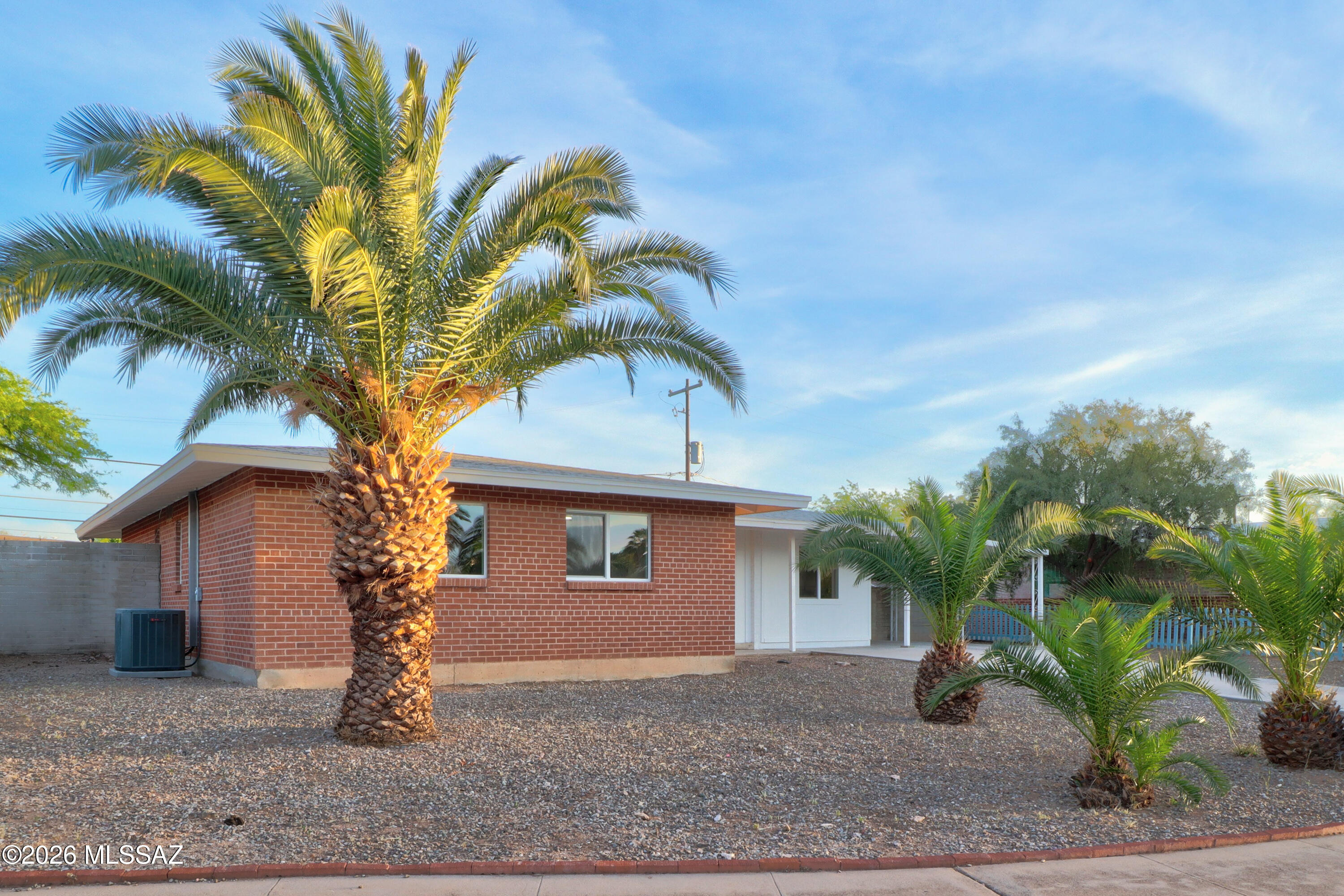 2017 S Avenida Planeta