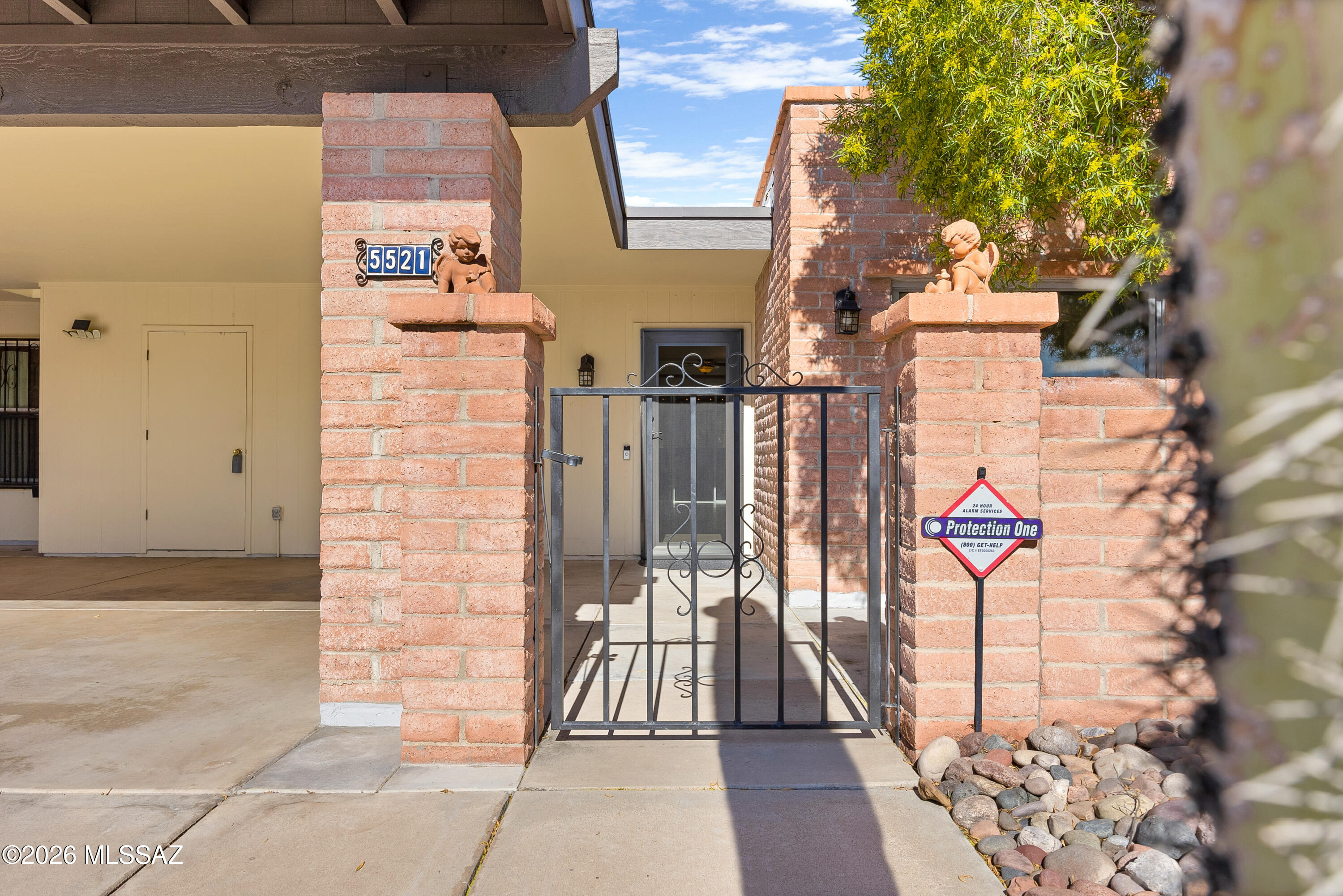 5521 N Arroyo Grande Drive