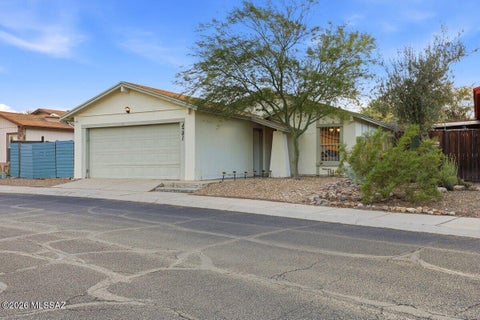 Photo of 4741 N Woodside Drive, Tucson, AZ 85705 (MLS # 22621992)