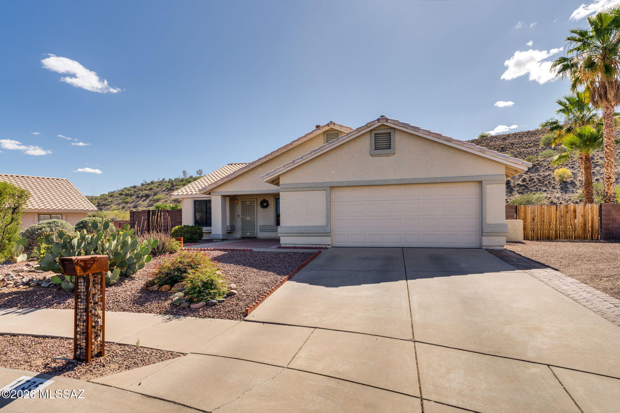 1735 W Avenida De Amelia