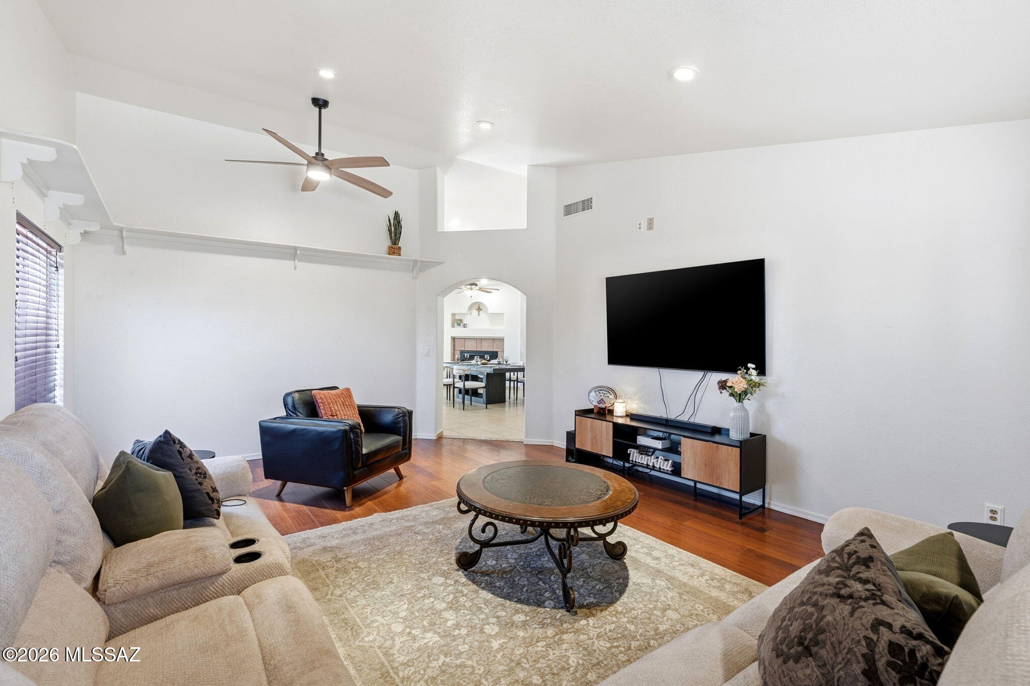 1735 W Avenida De Amelia