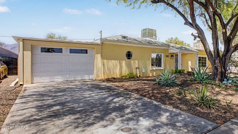 Photo of 3973 E Desmond Lane, Tucson, AZ 85712 (MLS # 22624109)