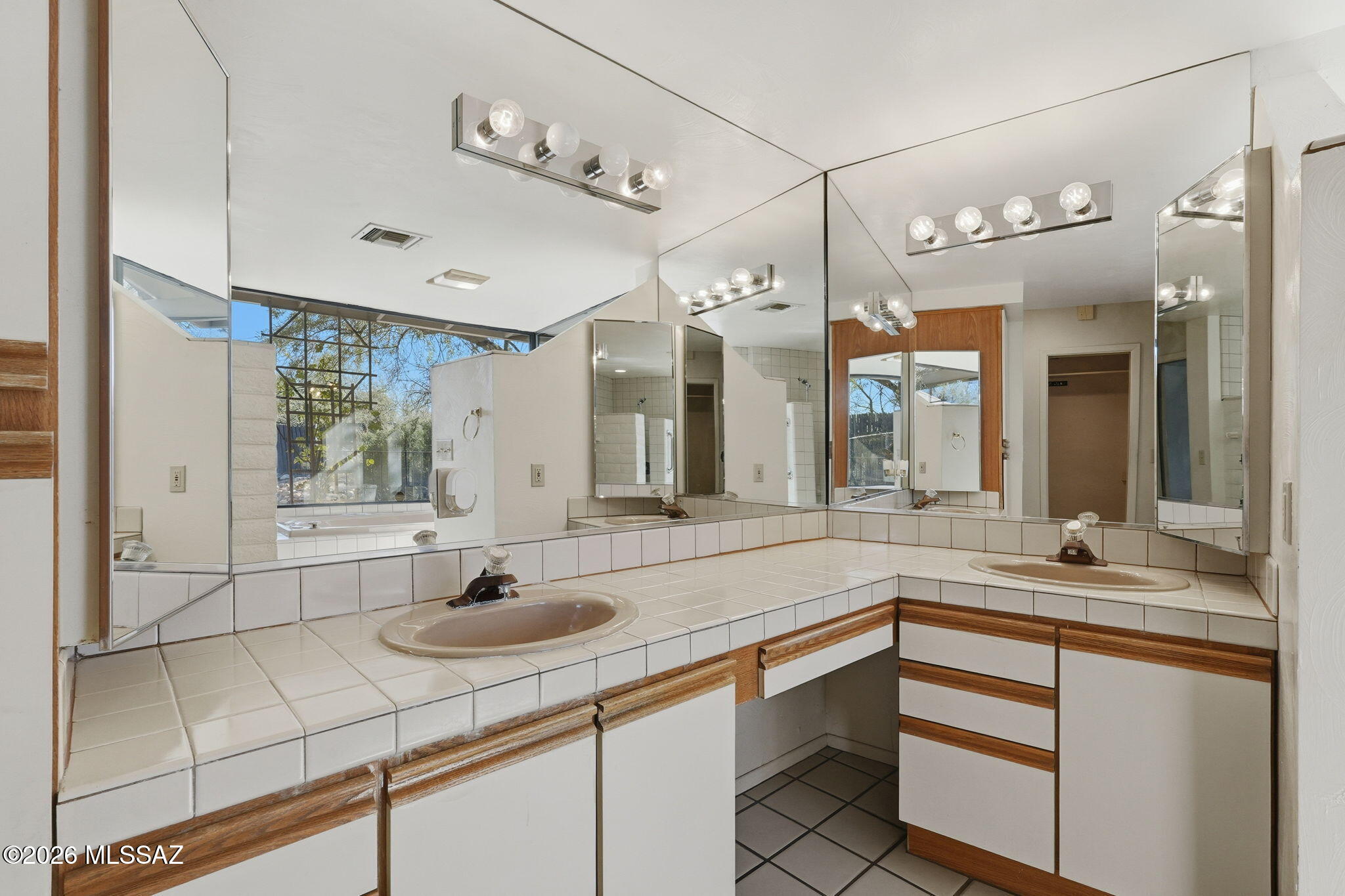 610 E Cambridge Drive