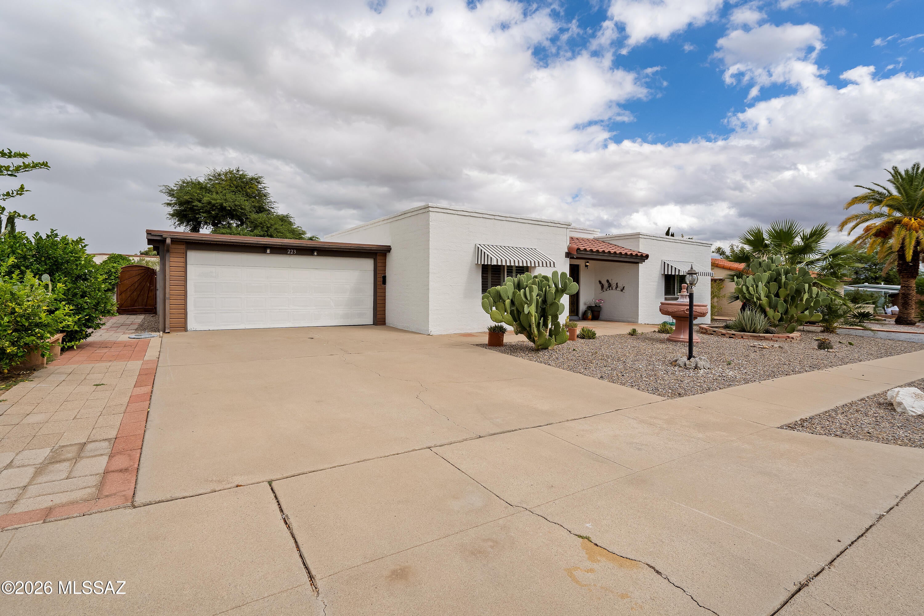223 E El Naranjo
