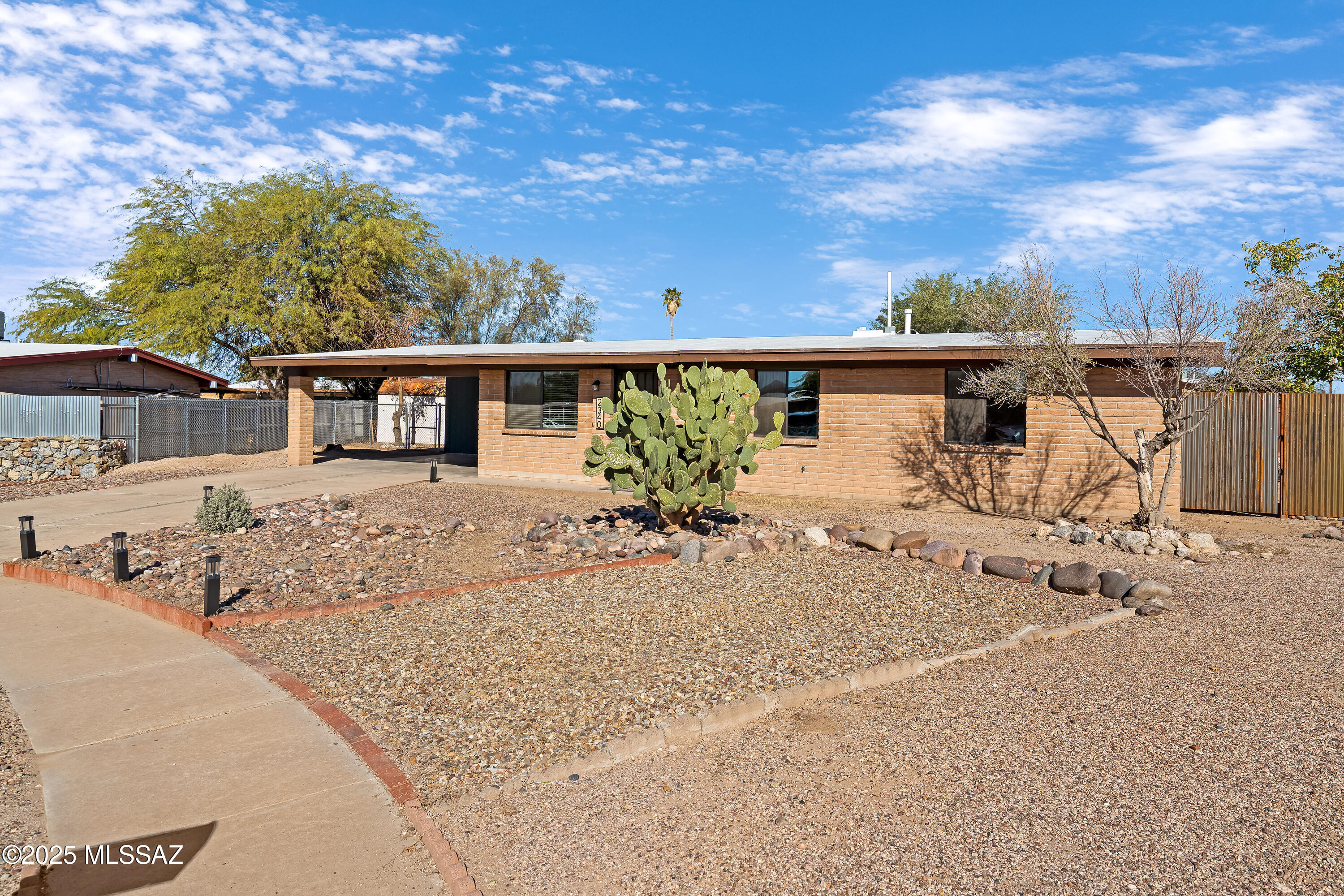 2340 W Placita Algodon