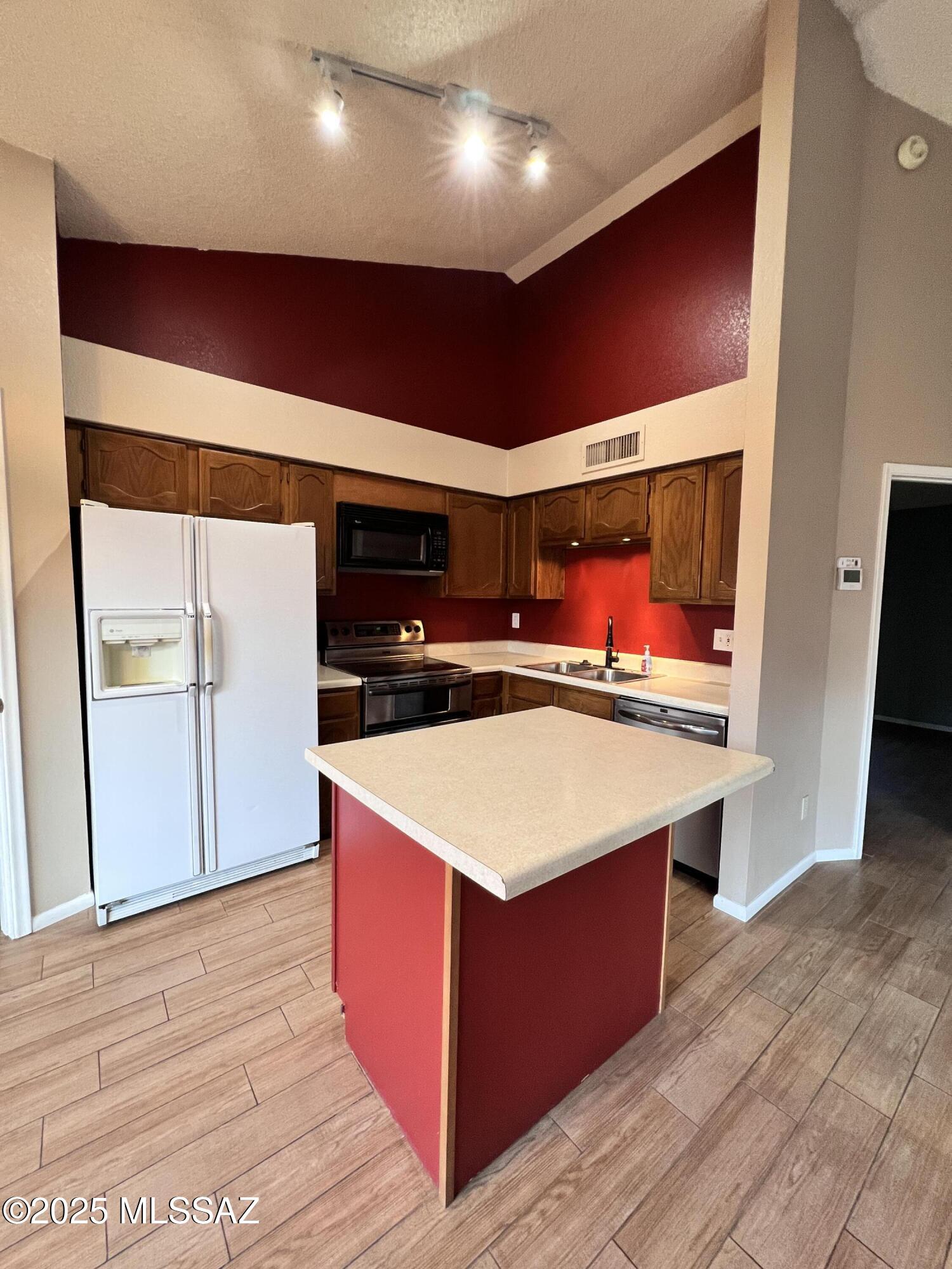 Miramonte Townhomes (1-67) - Residential Lease