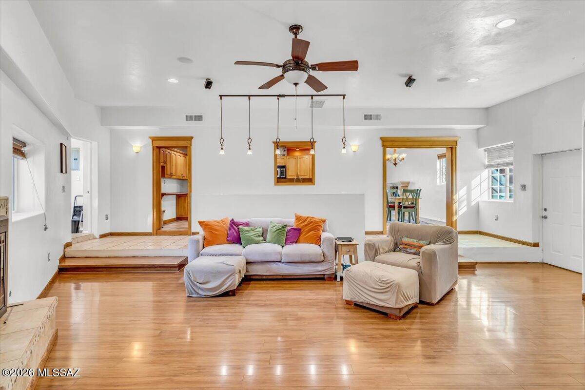 4250 E Kilmer Street