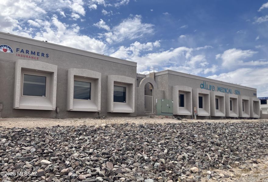 Prime location on Oracle Road north of River with excellent visibility! This former salon space has multiple private rooms with sink or shampoo bowl hookups, plus washer & dryer hookups. Beautifully remodeled with polished concrete floors throughout. Plenty of parking spaces for your clients; very well-maintained complex.