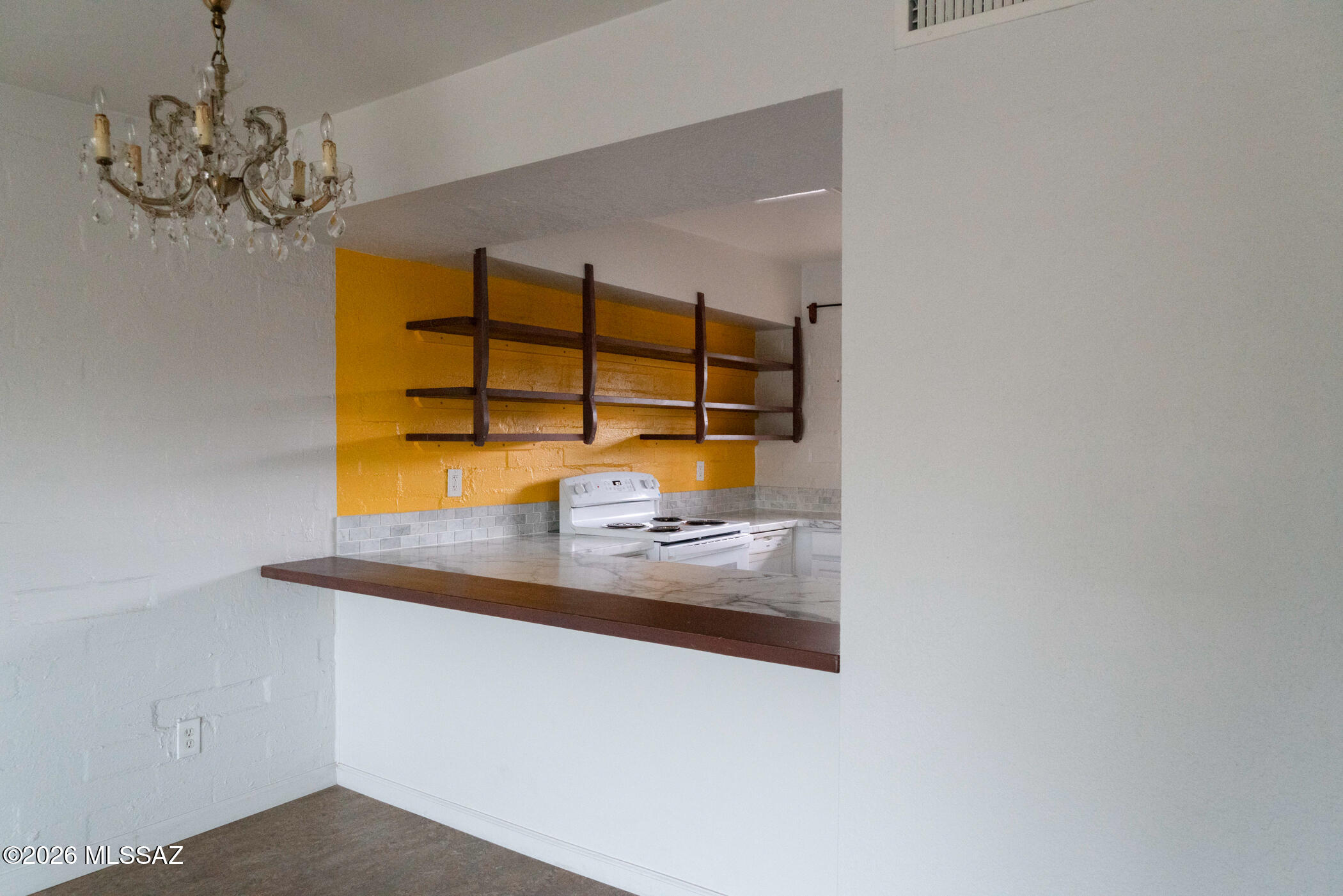 2860 N Beverly Avenue