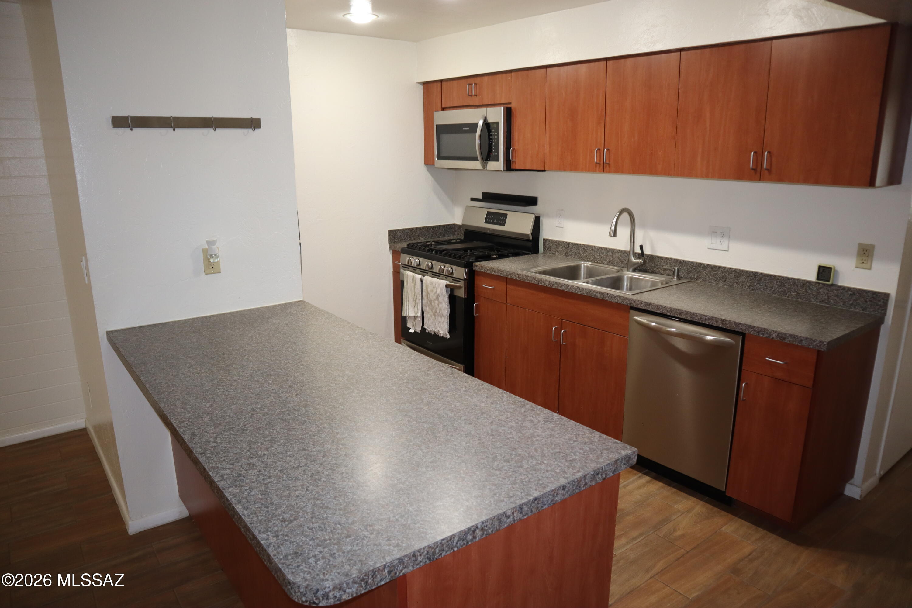 Royal Alvernon Condos. - Residential
