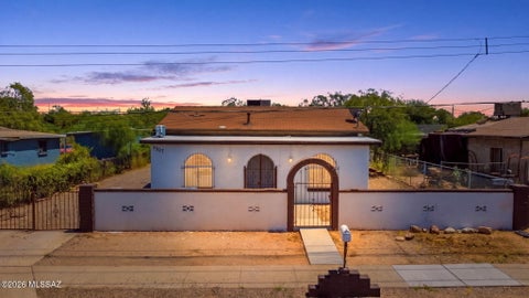 Photo of 2307 S 2nd Avenue, Tucson, AZ 85713 (MLS # 22620215)