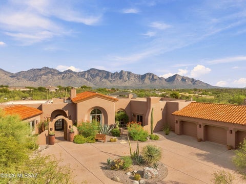Photo of 14460 N Sun Spring Drive, Oro Valley, AZ 85755 (MLS # 22619878)