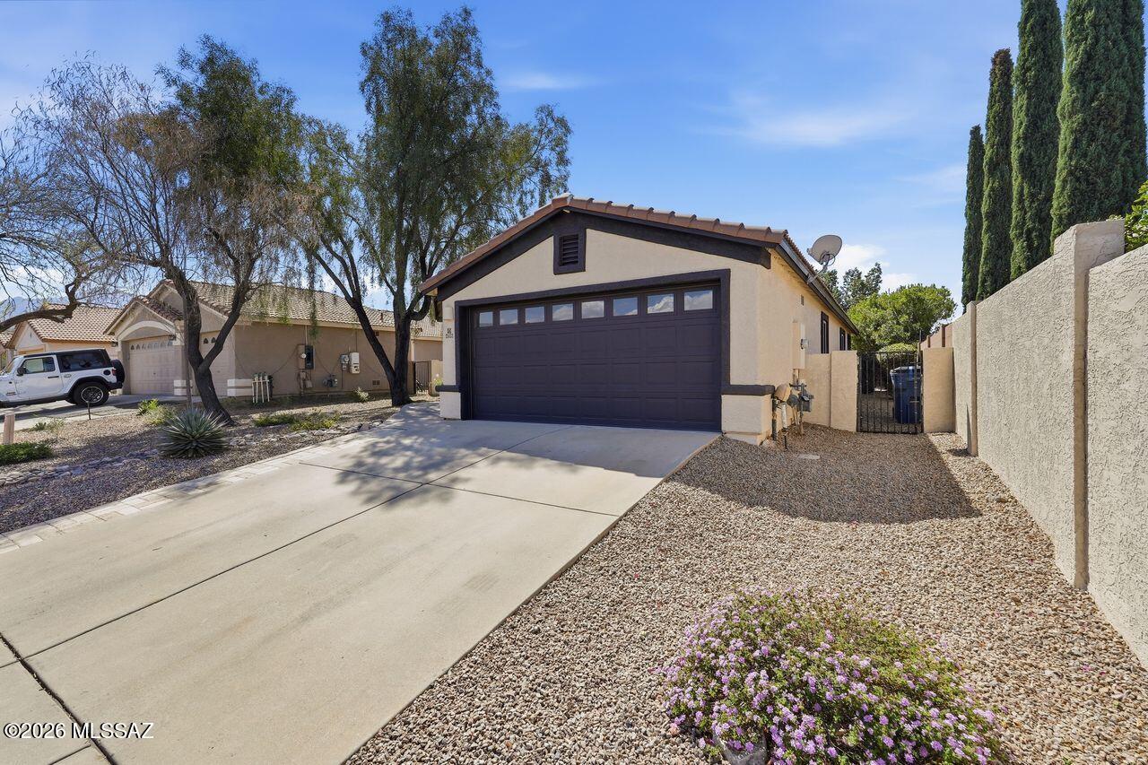 2522 E Chipped Stone Lane