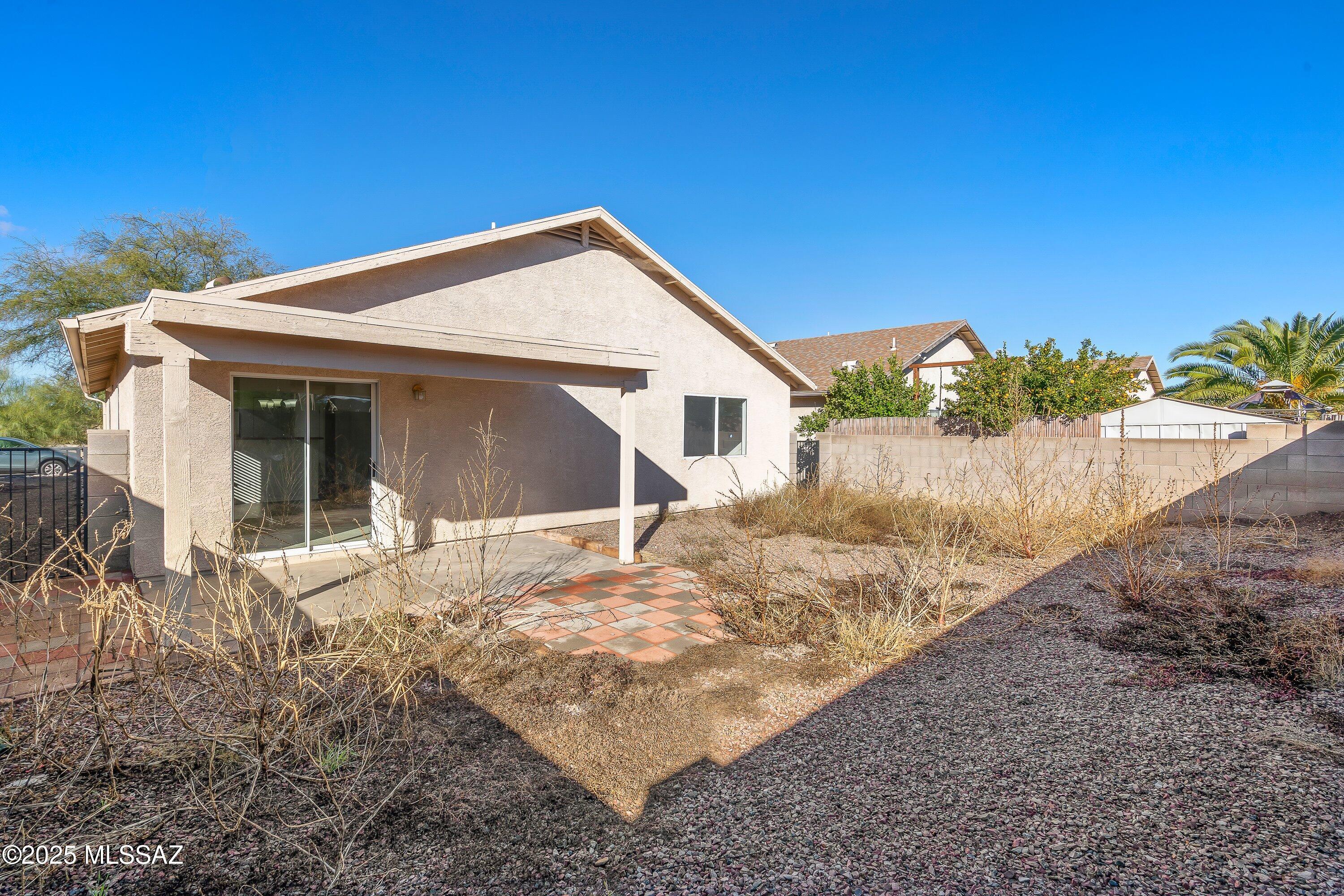 Paraiso (1-106) - Residential Lease