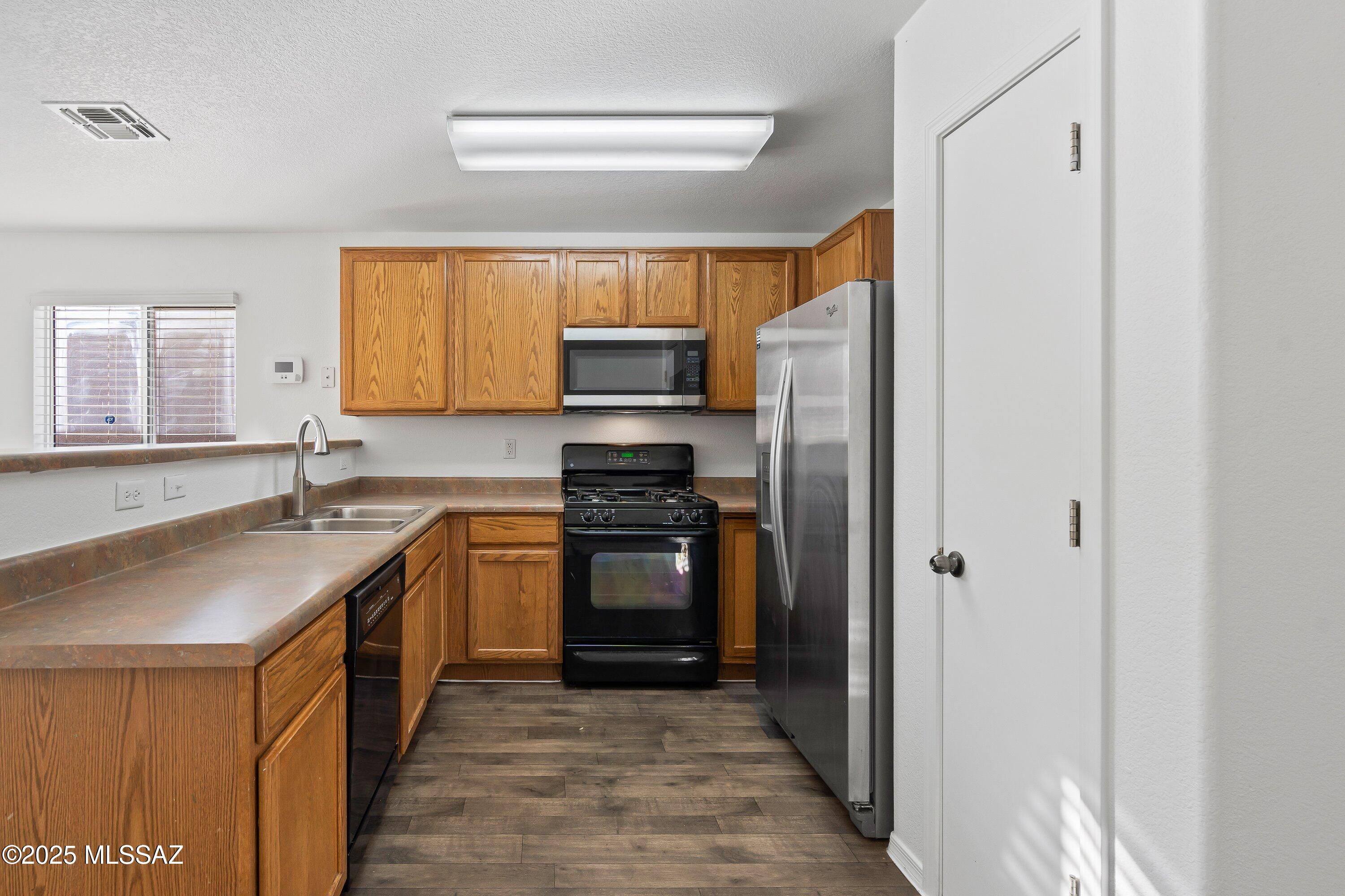 Paraiso (1-106) - Residential Lease