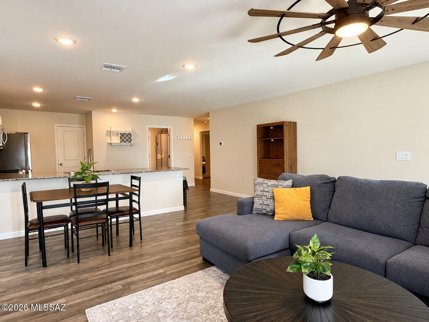 386 S Redwood Loop