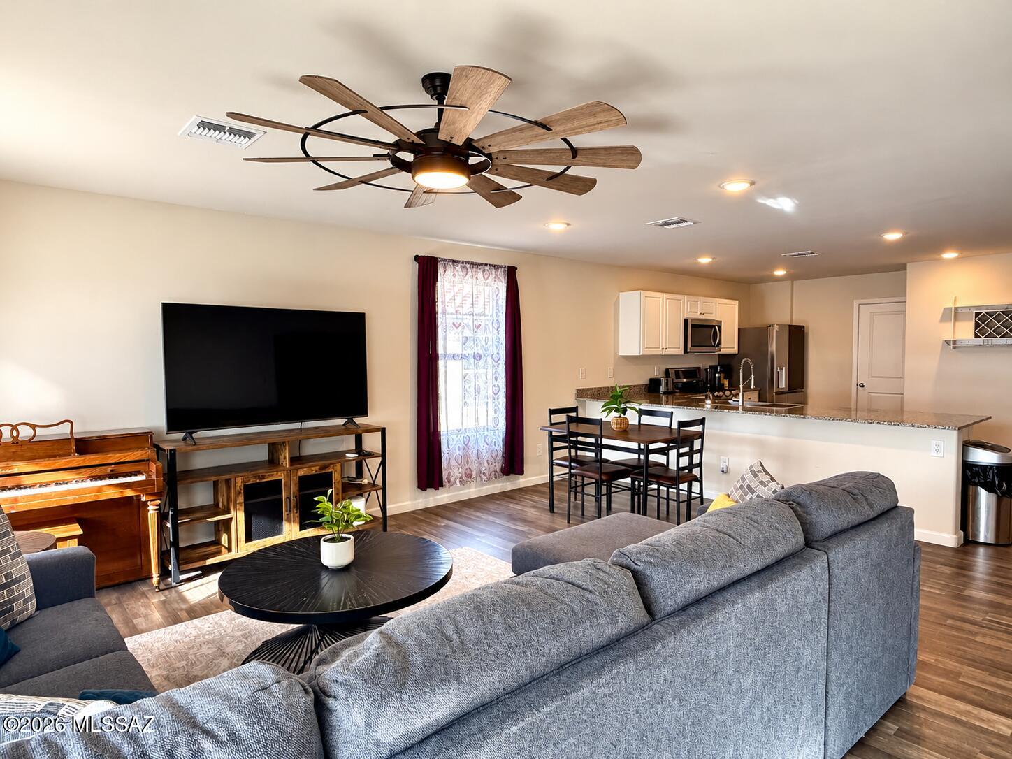 386 S Redwood Loop