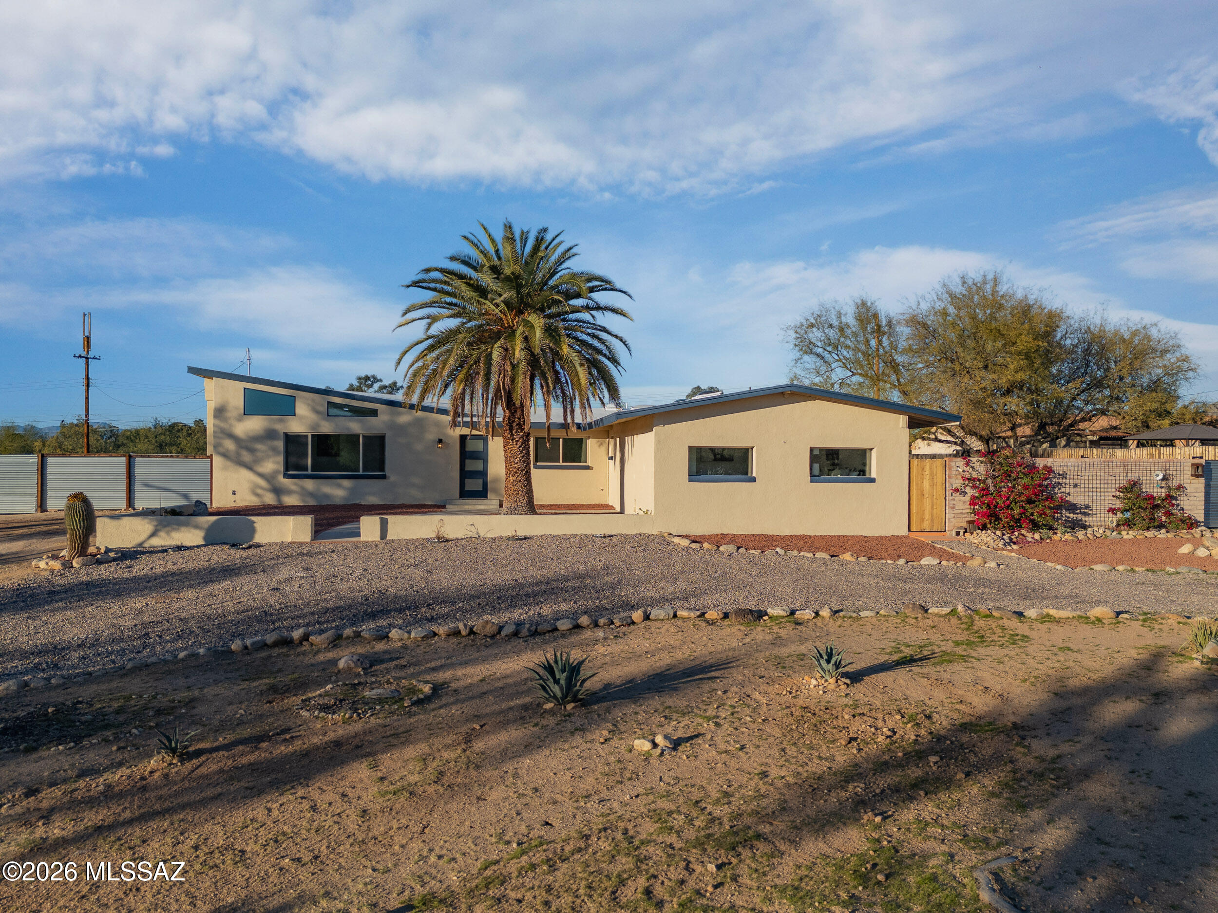 1220 W Maximilian Way
