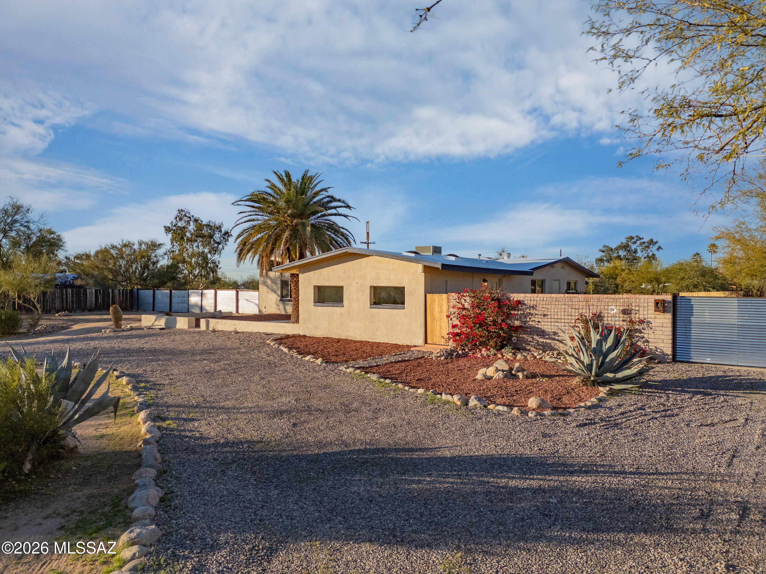 1220 W Maximilian Way