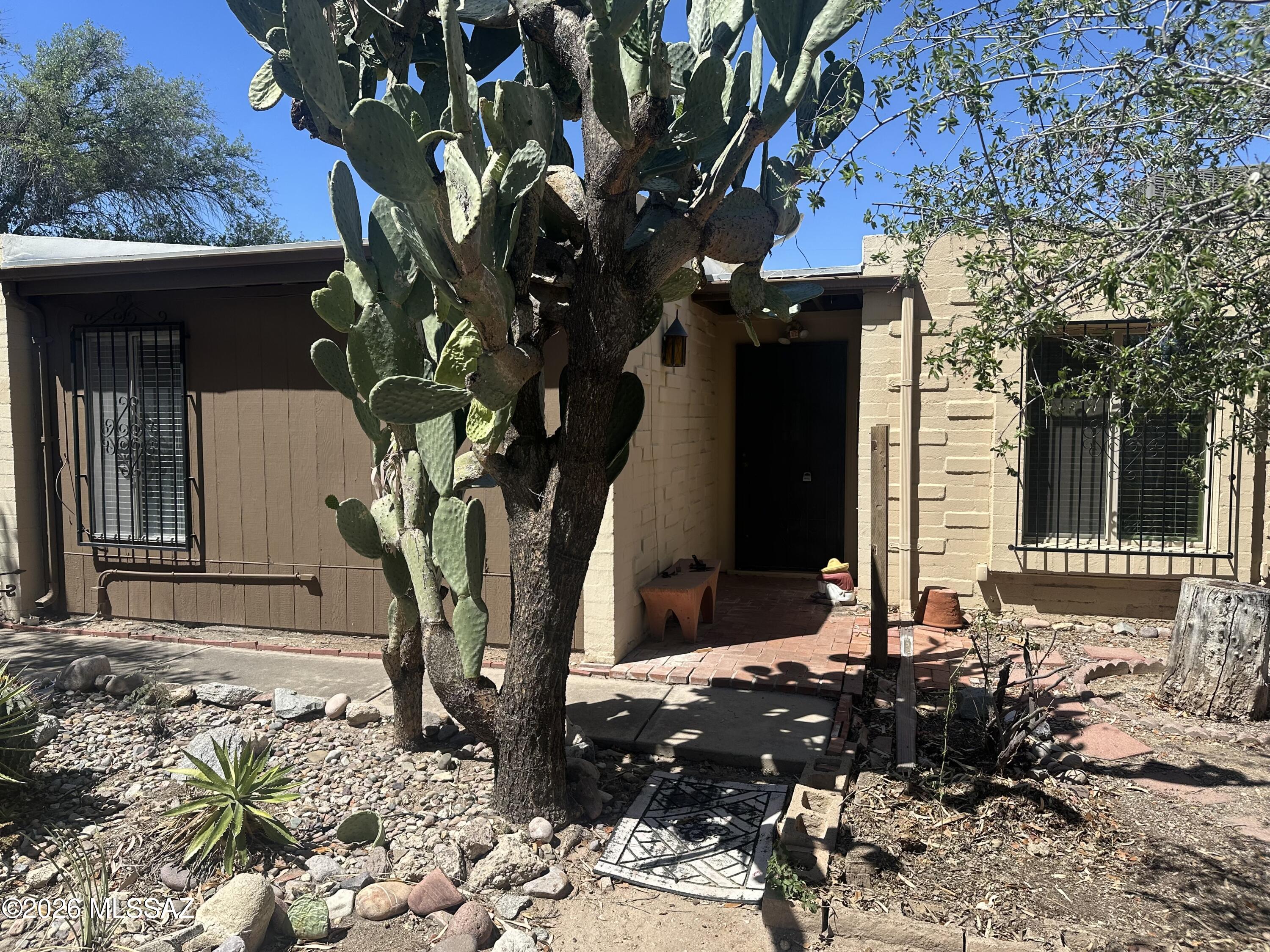 2118 N Calle De La Cienega