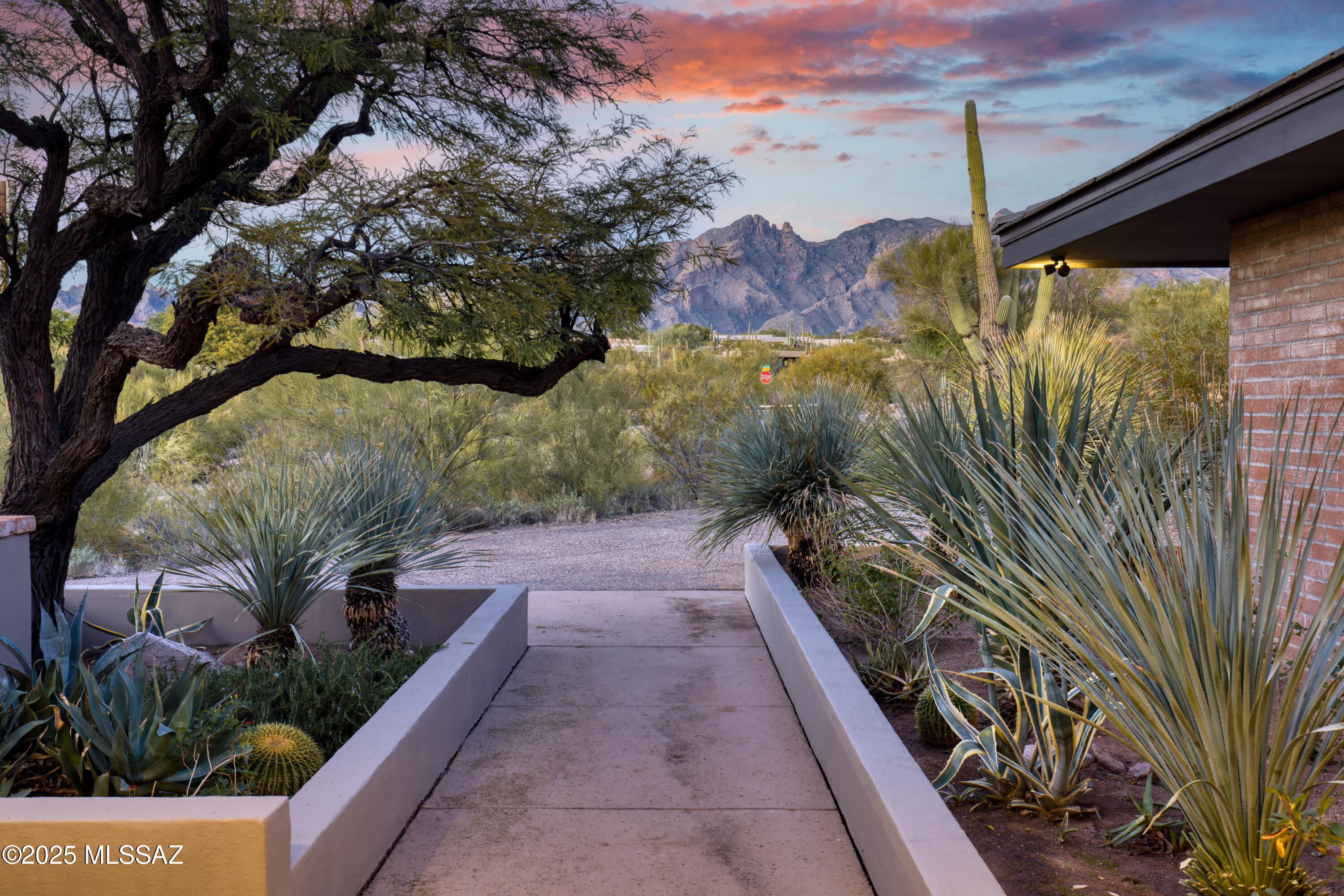 4740 N Hacienda Del Sol Road