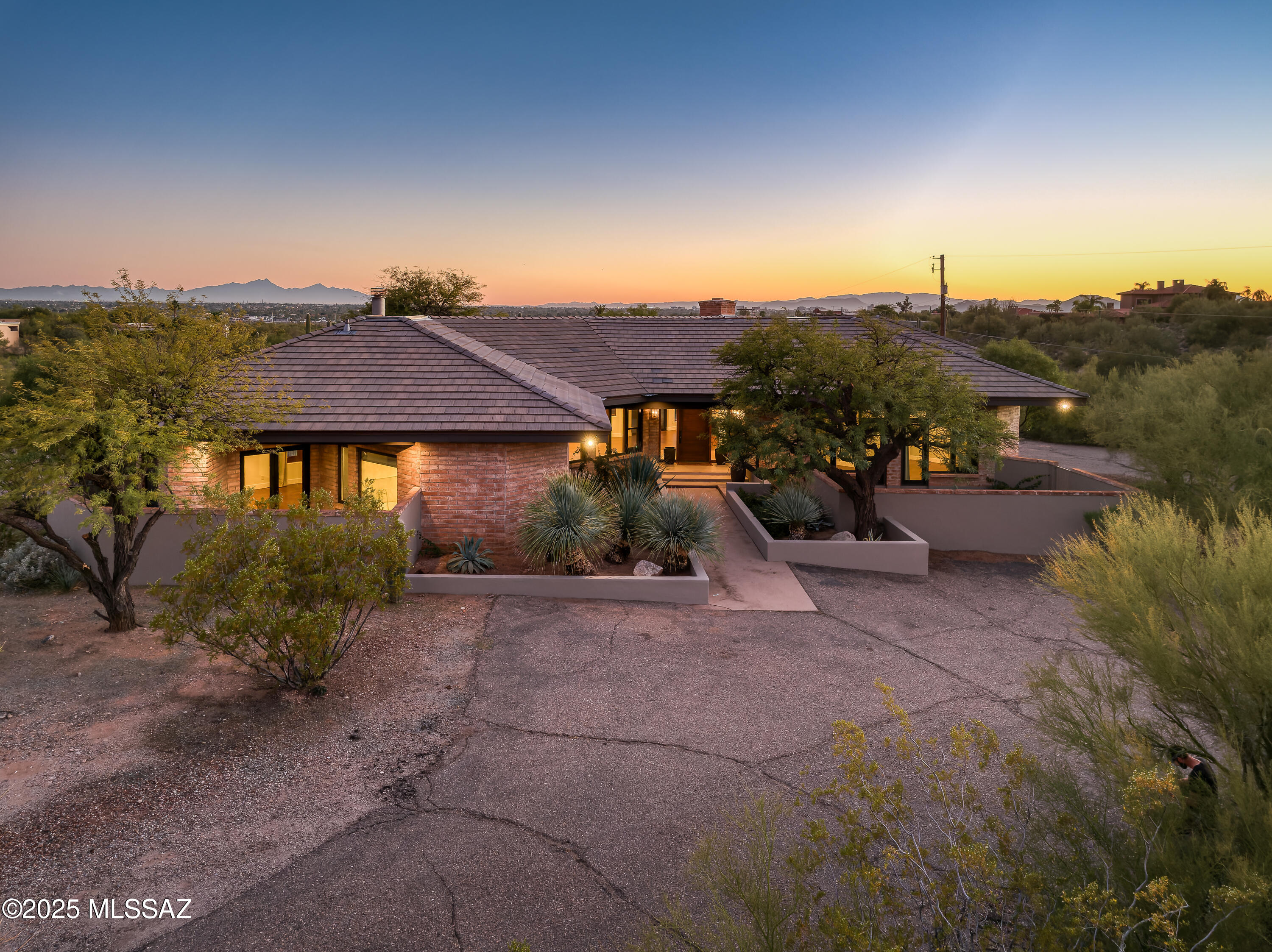 4740 N Hacienda Del Sol Road