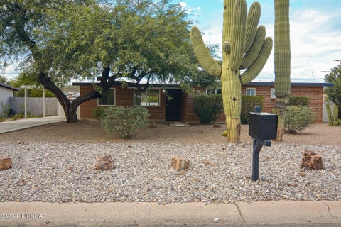 Photo of 6731 E Kenyon Drive, Tucson, AZ 85710 (MLS # 22625001)