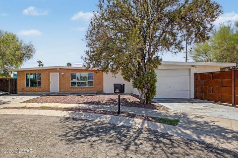 Photo of 7102 E 33rd Place, Tucson, AZ 85710 (MLS # 22620298)
