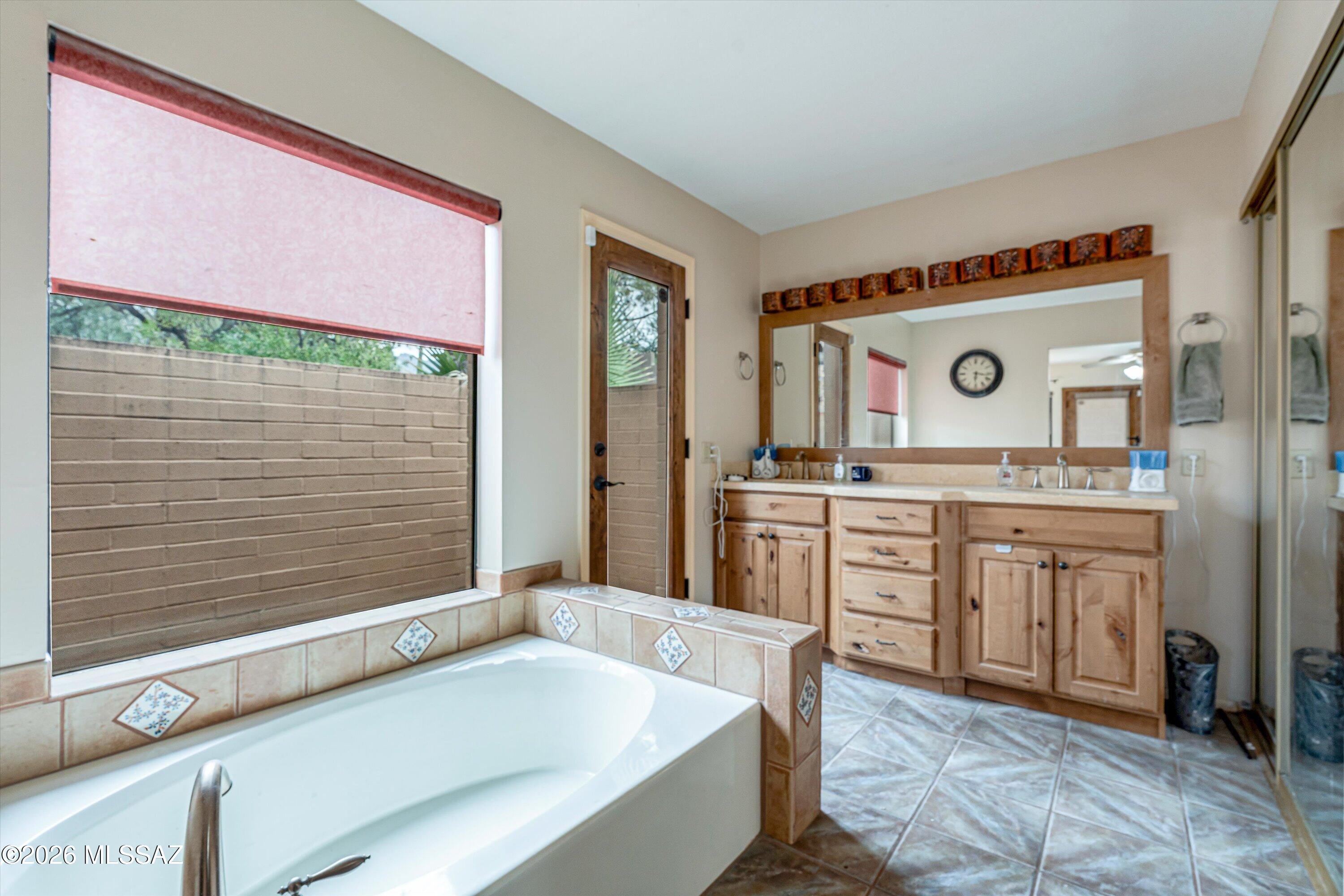 5747 N Via Umbrosa
