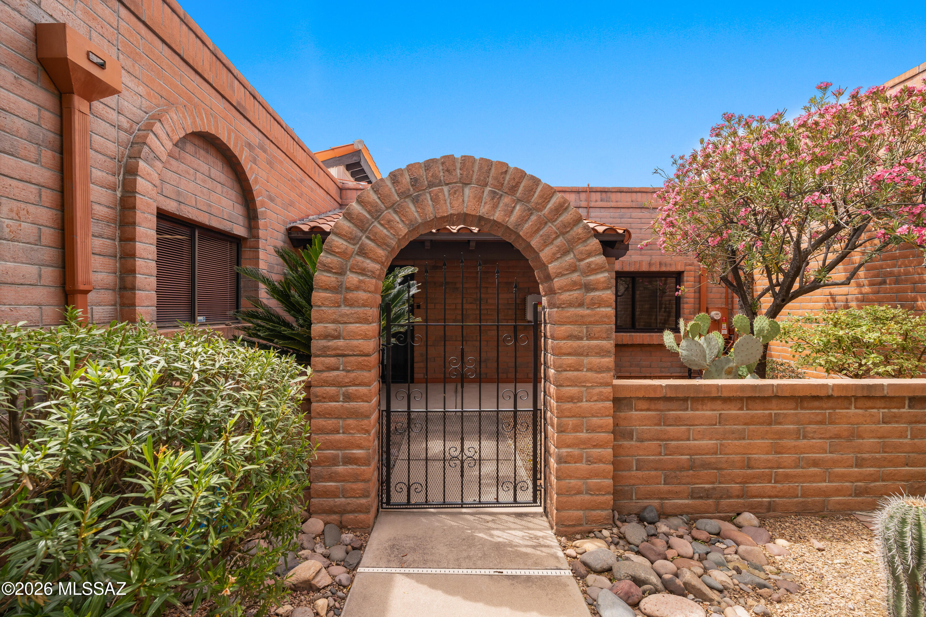 1899 W Vía De La Gloria