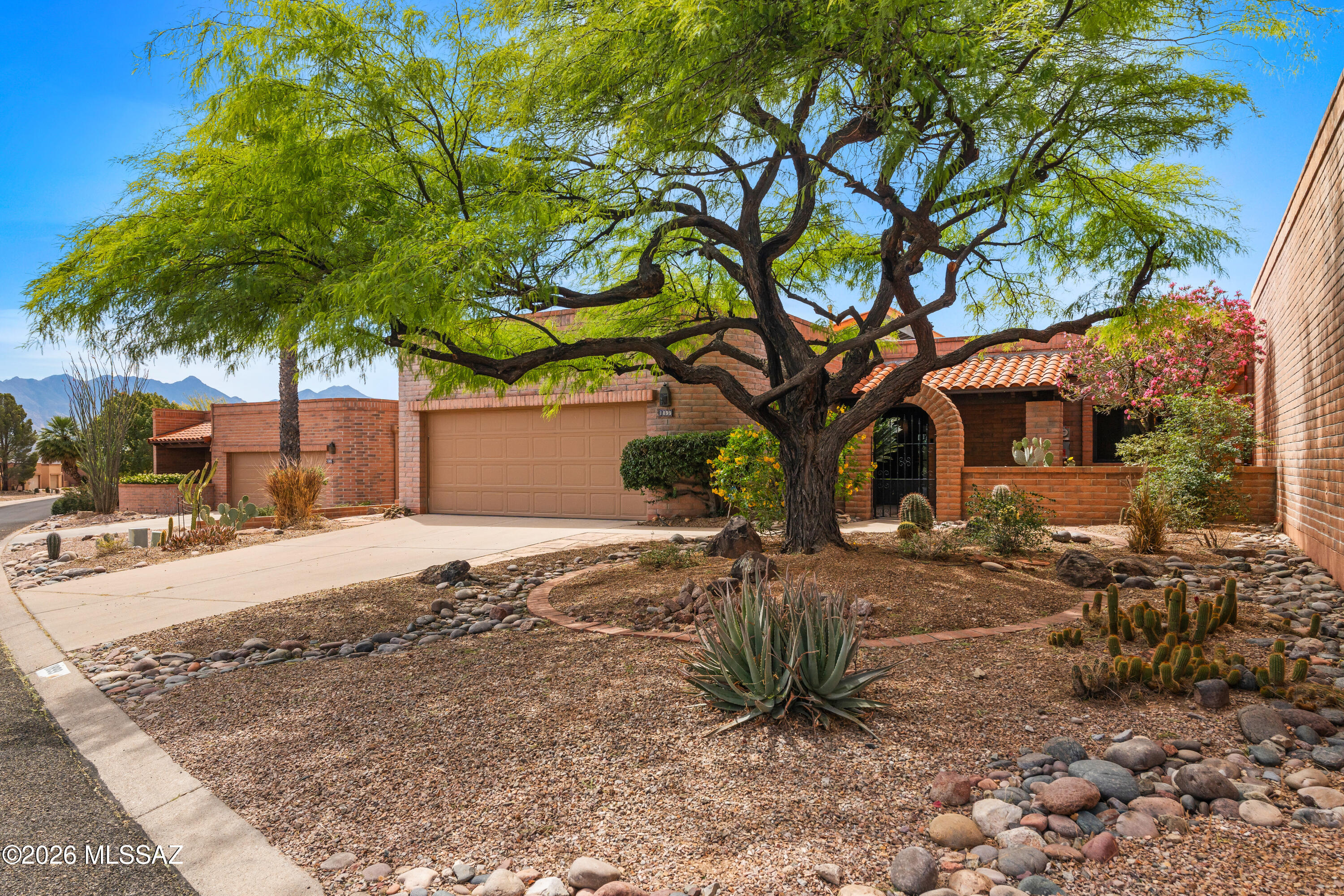 1899 W Vía De La Gloria