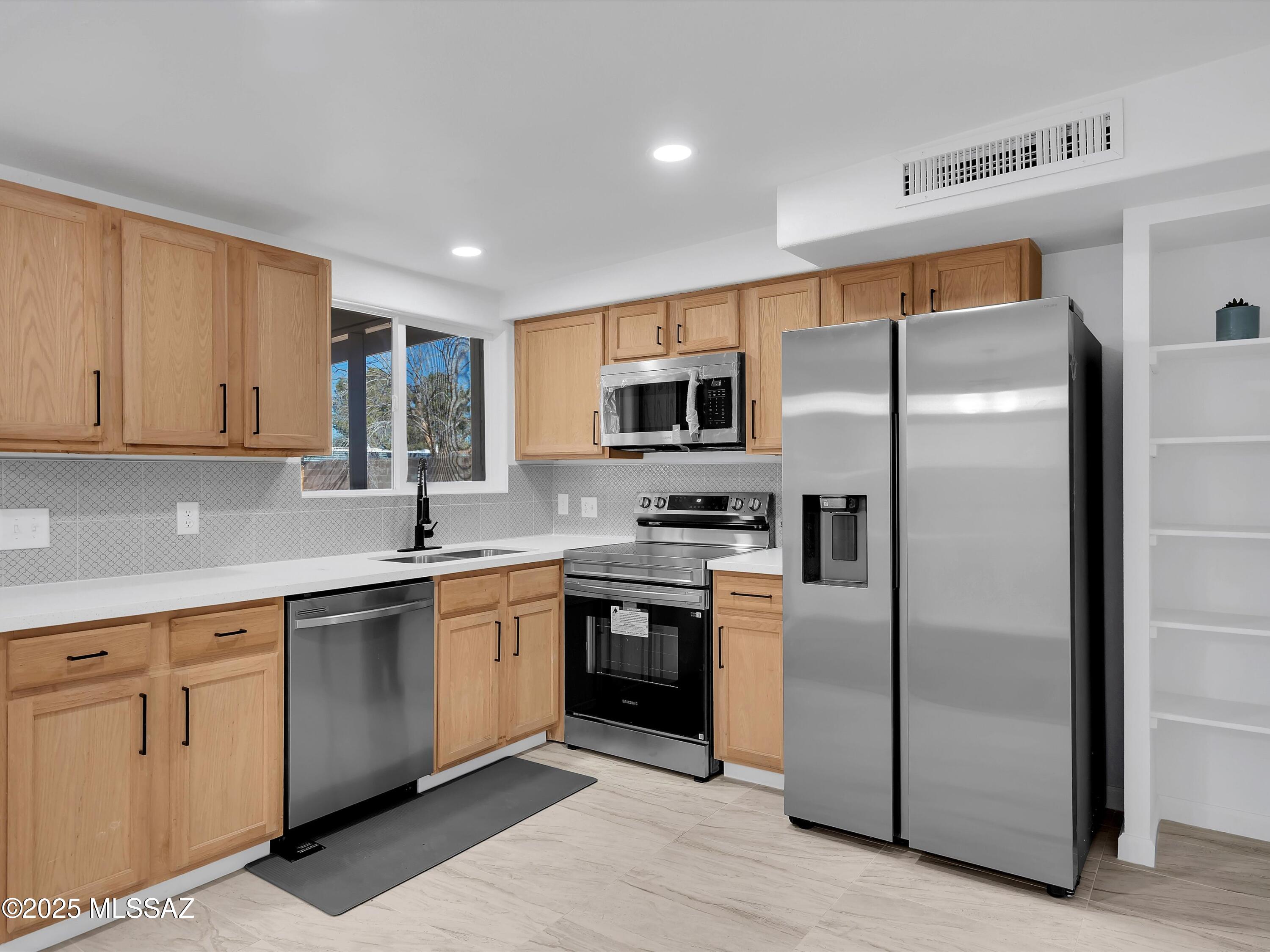 3746 W Enfield Place