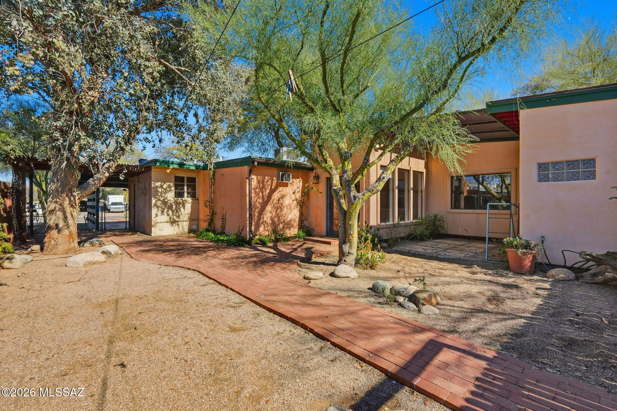 Country Club Manor - Residential
