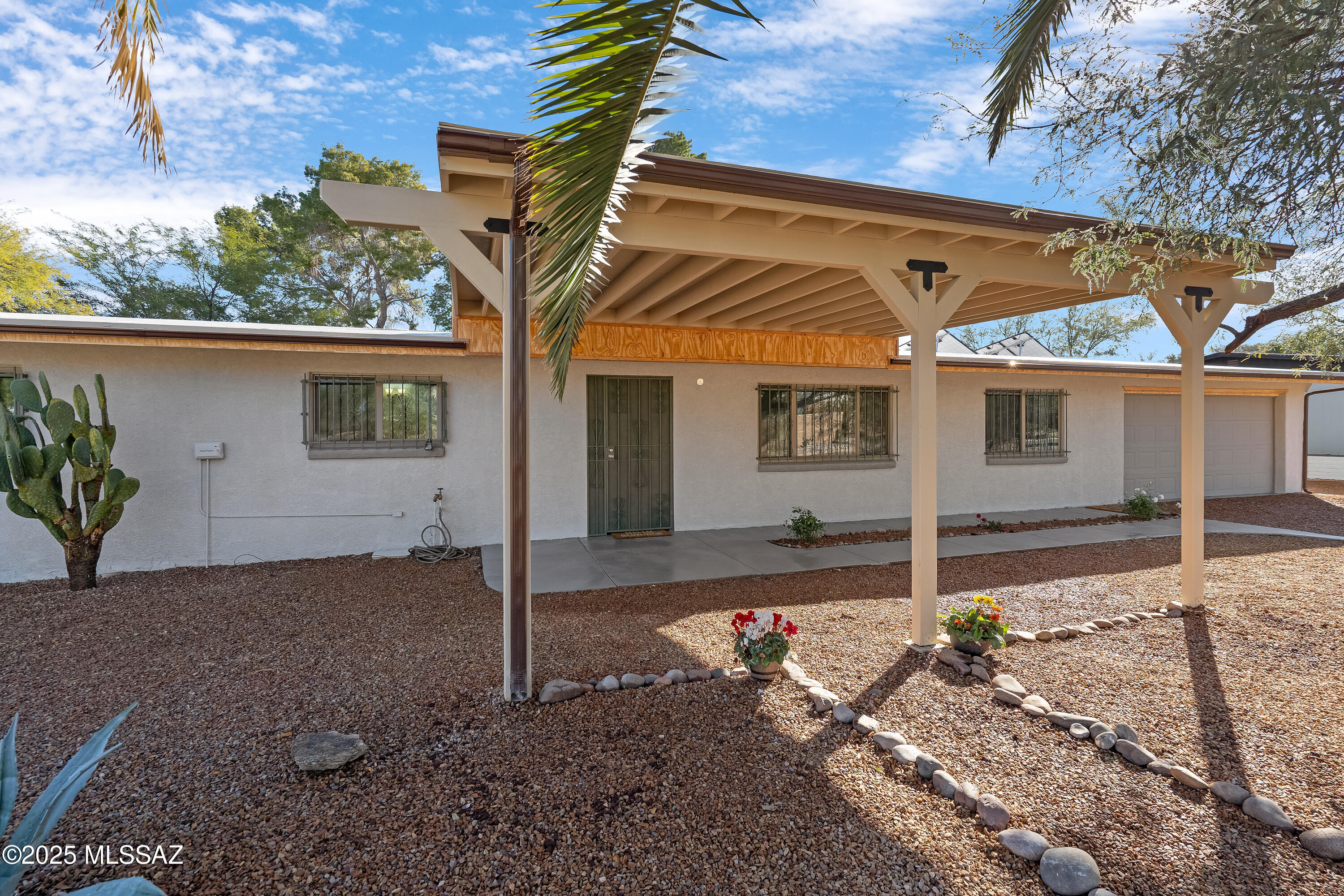 2220 N Arena Vista Avenue