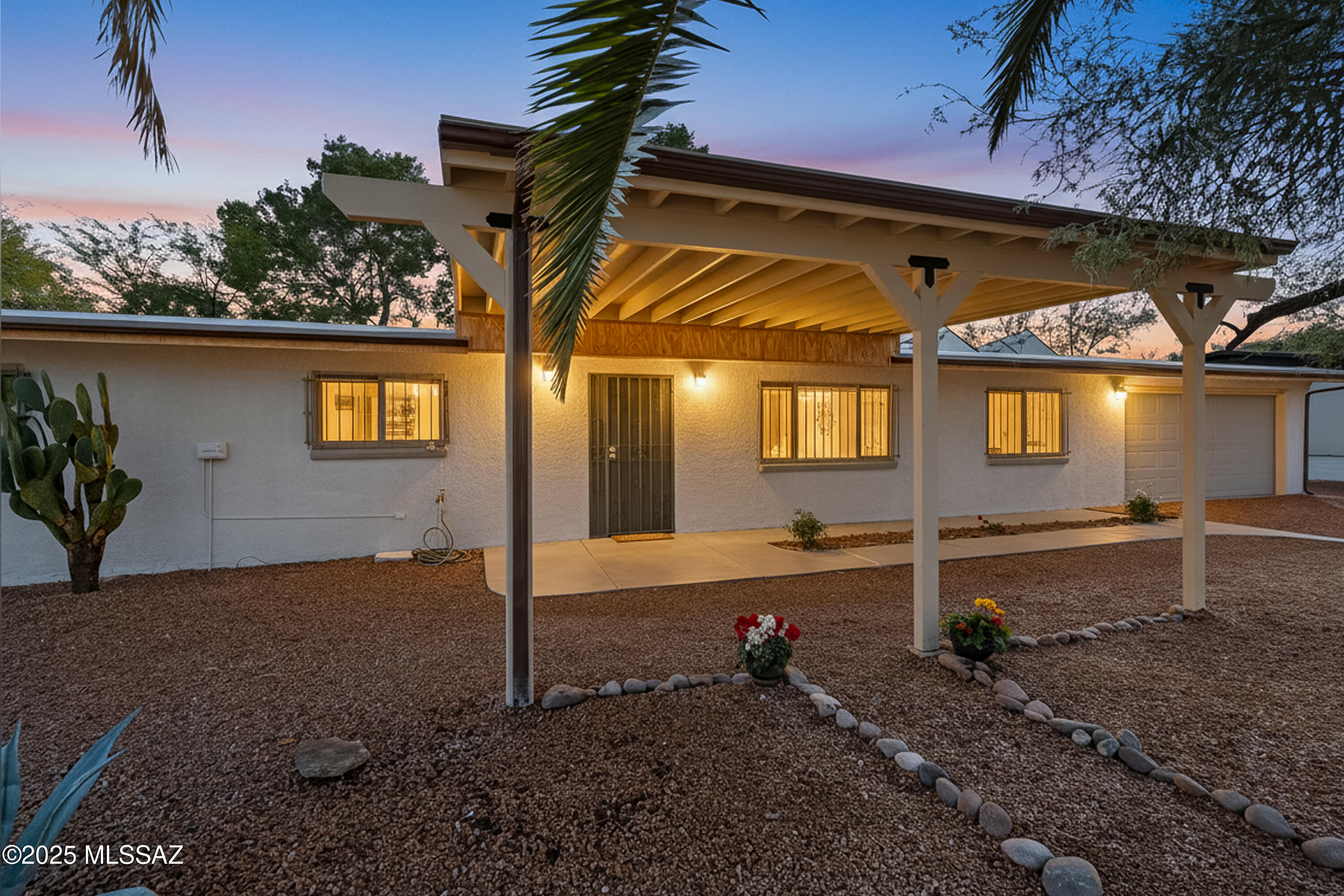 2220 N Arena Vista Avenue