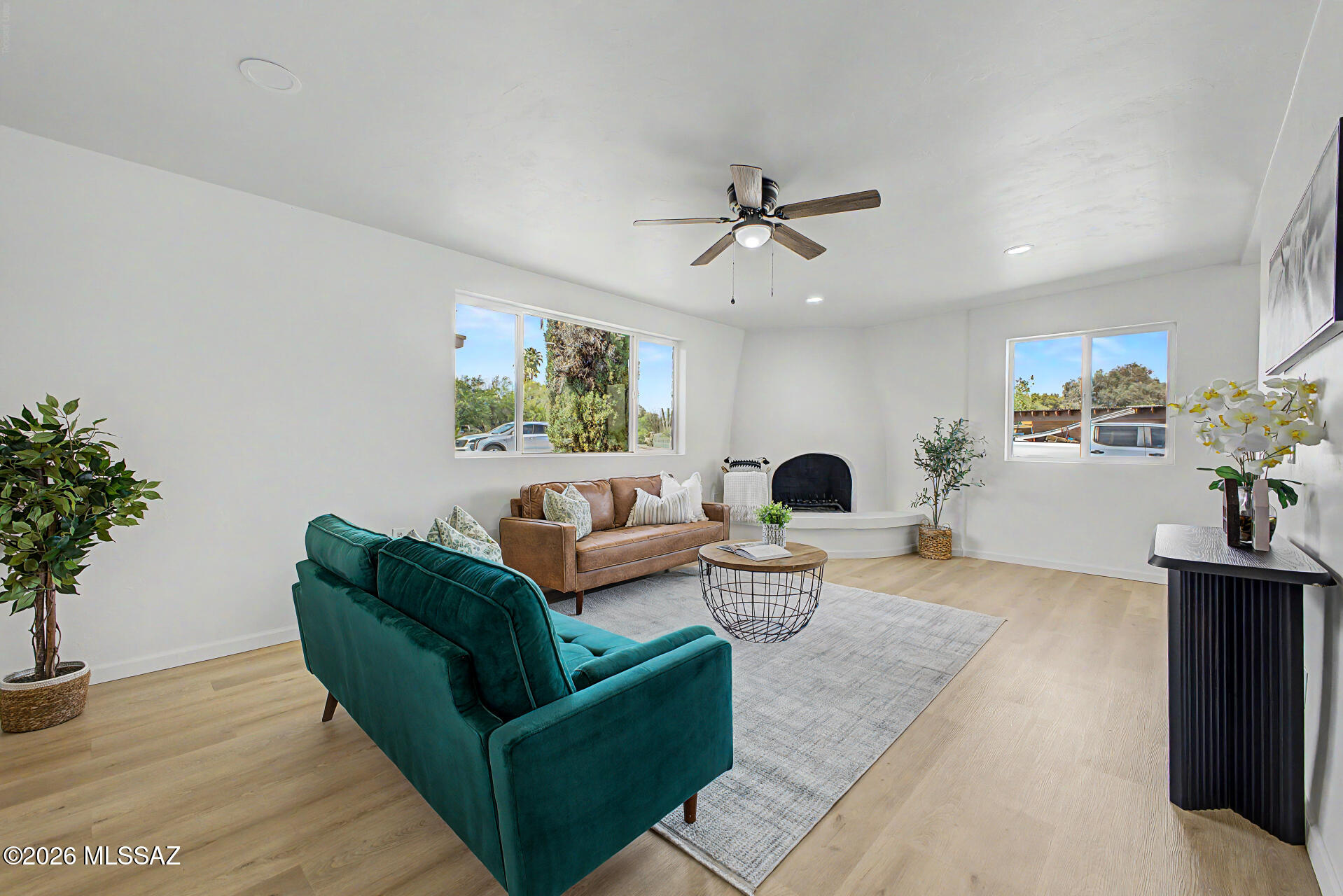 2617 W Calle Genova