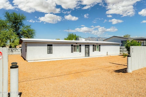 Photo of 912 W Limberlost Drive, Tucson, AZ 85705 (MLS # 22624262)