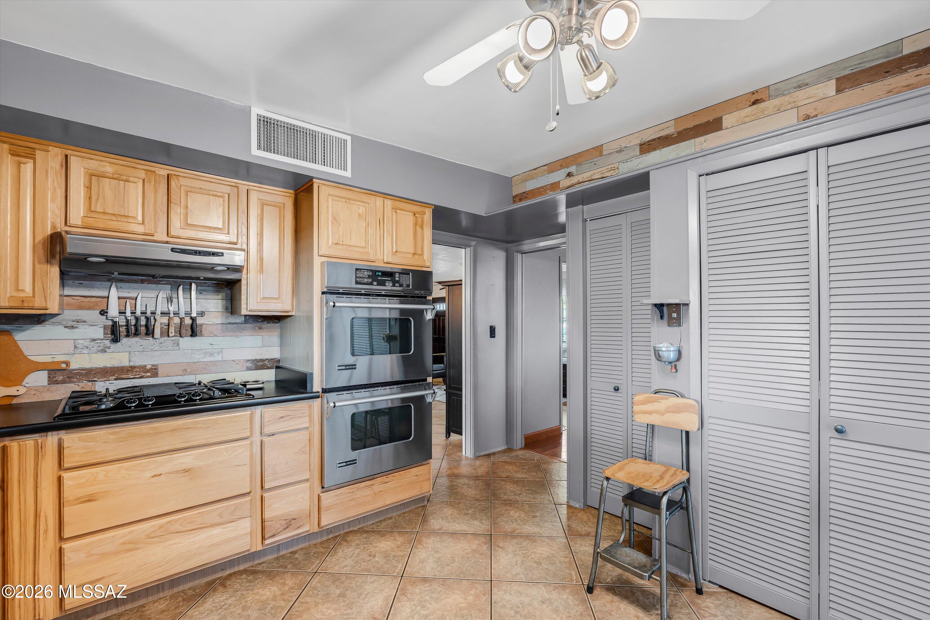 2701 N Arcadia Avenue