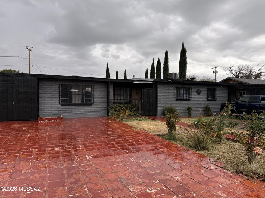 Spacious 5 bedroom 2.5 Bath Home located in the middle of the City of Nogales in a well established neighborhood. lots of storage space 2 new AC/Heat Units. Great back yard for entertainment. A must see. Split floorplan lots of room for the entire family.