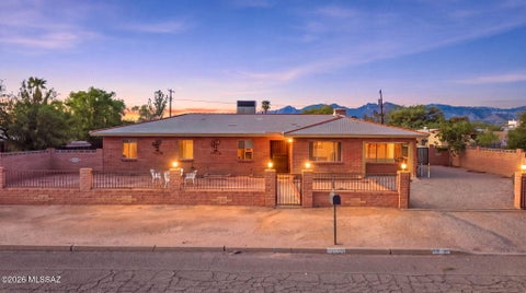 Photo of 4055 E Camino De Palmas, Tucson, AZ 85711 (MLS # 22622160)